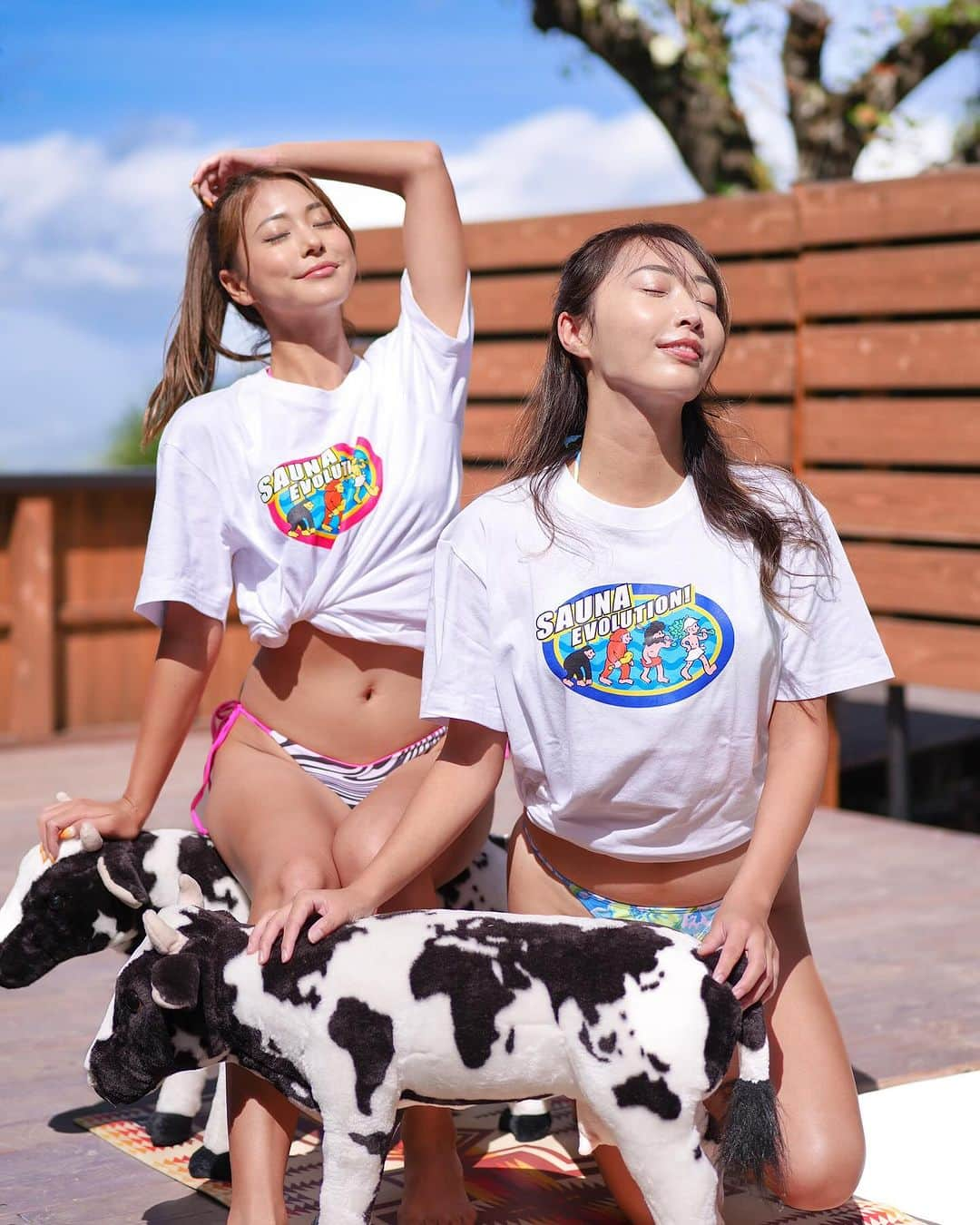 木村理恵のインスタグラム：「おはよう🦧🌿🩷💙☀️  サウエボの可愛いデザインTシャツ👕🫶 @sauna_evolution  水着に合わせて着ると抜群に可愛い👙🩷 普段着でも、もちろん着れるしオススメ😘私達が着てるのはLサイズだよ〜🙆‍♀️  色はピンクとブルーの２色🩷💙 ユニセックス🙆‍♂️🙆‍♀️ 2970円(税込)サイズはM/L/XL✨ 詳しくは💁‍♀️サウエボ　@sauna_evolution チェックしてみてね〜☝️💕  #サウエボ#saunaevolution#サウナグッズ #ヴィヒタ#37#サウナイキタイ  #サウナアパレル#Tシャツ #サウナー#ロウリュ #長野サウナ #ぽんぽこの湯#温泉#銭湯 #サウナ女子#サ旅 #サ活女子 #saunner #sauna#水着#水着女子 #ビキニ」