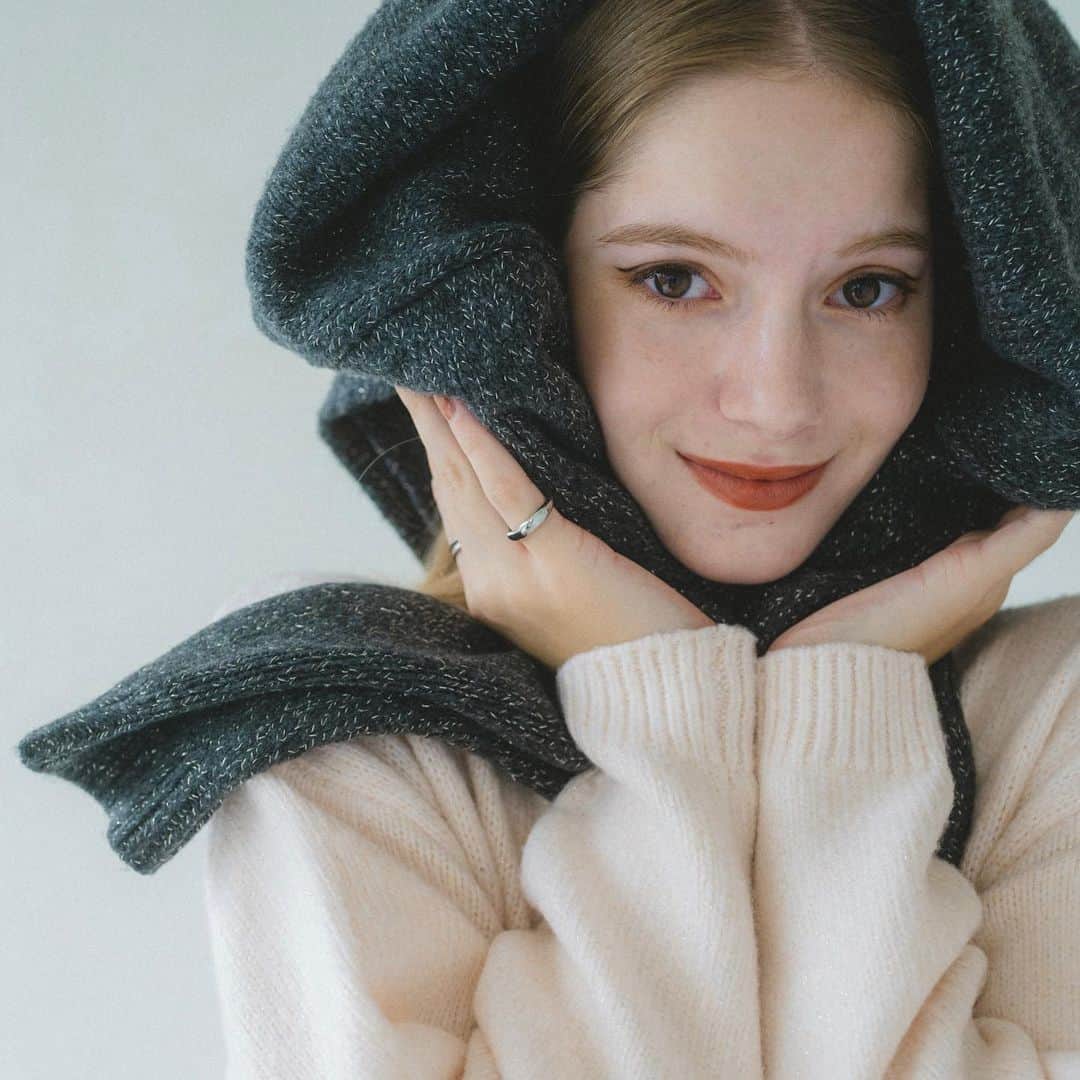 Vannie Officialのインスタグラム：「23 AW collection .  ︎︎ rame turtleneck over knit ivory / pink / blue / gray ¥5,390(tax in)  ︎︎ rame feather tiered skirt ivory / black / gray / pink ¥5,390(tax in)  ︎︎ #vannie_u #ヴァニーユー」