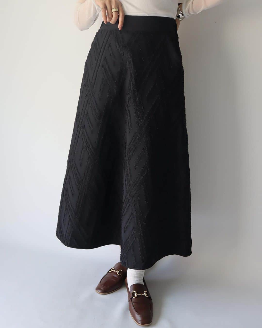 のインスタグラム：「New arrivals  ⁡ Cut jacquard flare skirt ⁡ ラインの美しいフレアスカート。ギャザーやタックではなく、少し凹凸のある生地を贅沢に使用することで生まれる優美な広がりやフレア感が素敵な一枚です。 ⁡ 【LINE友達追加でオンラインストア限定のお得なクーポンもらえます】 https://lin.ee/Cc44uMv ⁡ #kittle #kittleto ⁡ 【𝗈𝗇𝗅𝗂𝗇𝖾 𝗌𝗍𝗈𝗋𝖾】 𝗁𝗍𝗍𝗉𝗌://𝗄𝗂𝗍𝗍𝗅𝖾𝗍𝗈.𝖼𝗈𝗆 𝖭𝖾𝗐 𝖺𝗋𝗋𝗂𝗏𝖺𝗅𝗌 →𝖤𝗏𝖾𝗋𝗒 𝖥𝗋𝗂𝖽𝖺𝗒 𝖯𝖬𝟩」