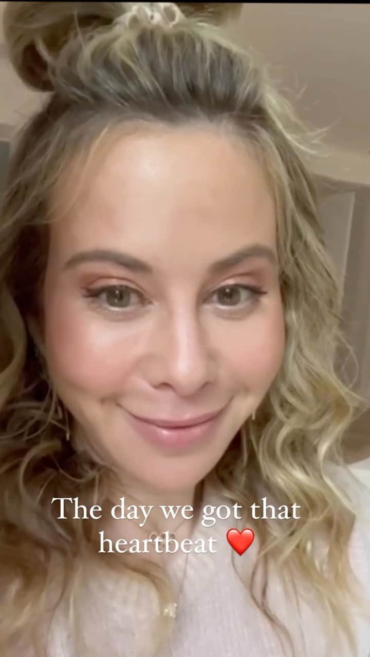 タラ・リピンスキーのインスタグラム：「The first time after 7 tries to finally get that heartbeat 💓  #surrogate #surrogacy #pregancyafterloss #infertility #fertility #pregancy」
