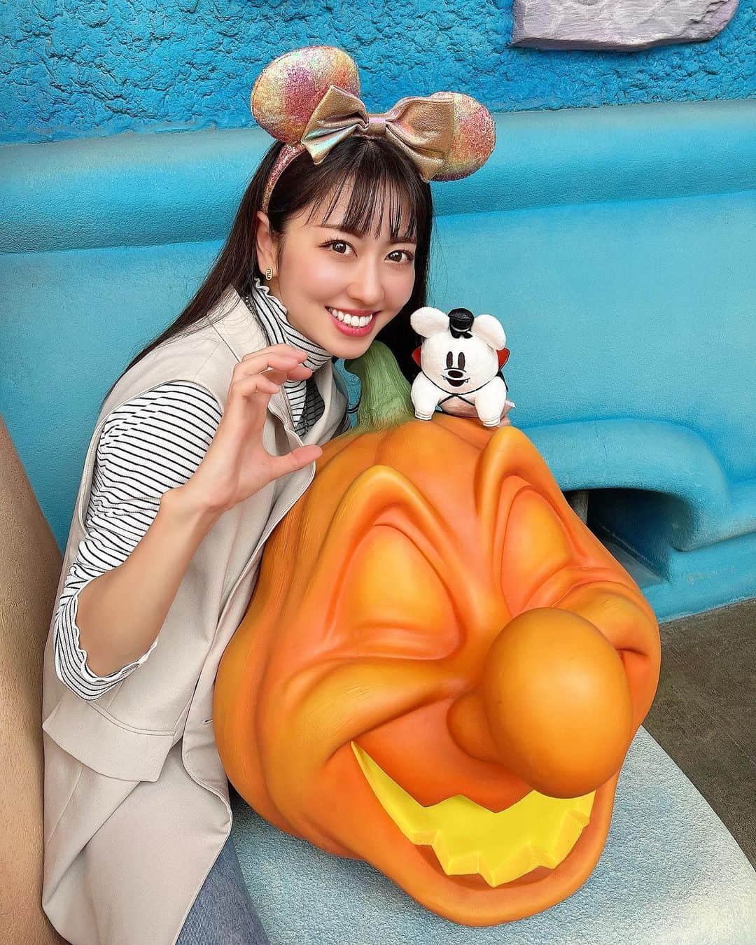 小山ひかるさんのインスタグラム写真 - (小山ひかるInstagram)「はっぴーはろうぃん🎃👻 Cじゃなくてガォーポーズです笑  毎年恒例お誕生日ディズニー🎂🎉 めぐおめでとう🎈✨ これからもたくさんオタ活しようね🩷  愛してる❤❤️ . . #ハロウィン #halloween #disney #disneyland #tdl #tokyodisneyland #tokyodisneyresort #tokyodisney #ディズニー #ディズニーランド #ディズニーハロウィン #disneyhalloween #🎃 #👻」10月7日 19時00分 - hikaru_kym