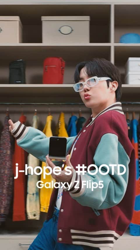 Samsung Mobileのインスタグラム：「See what everybody wants to see – undisputed fashion icon, #jhope of @bts.bighitofficial’s fit check with the #GalaxyZFlip5. #Galaxyxjhope #JoinTheFlipSide  Learn more: samsung.com」