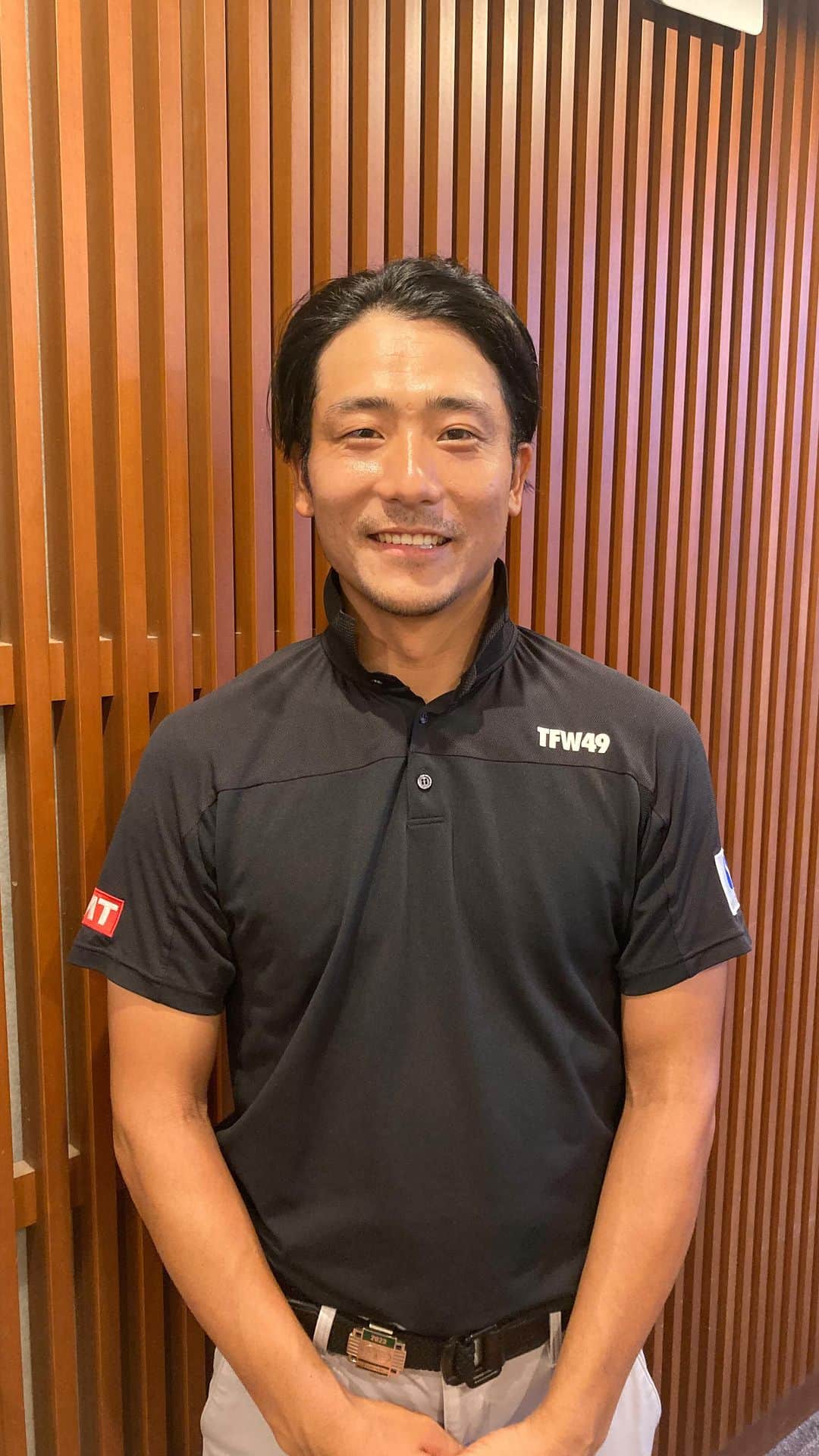 Footjoy Japanのインスタグラム：「【FootJoy100周年】 竹安俊也プロにお話を伺いました。  ①FootJoyとの最初の出会いは？ ②今履いているシューズを選んだ理由は？ ③FootJoyをおすすめするポイントは？  #FJ100 #FootJoy #Centennial #1923 #1ShoeInGolf #1GloveInGolf #ShunyaTakeyasu #フットジョイ #100周年 #竹安俊也」