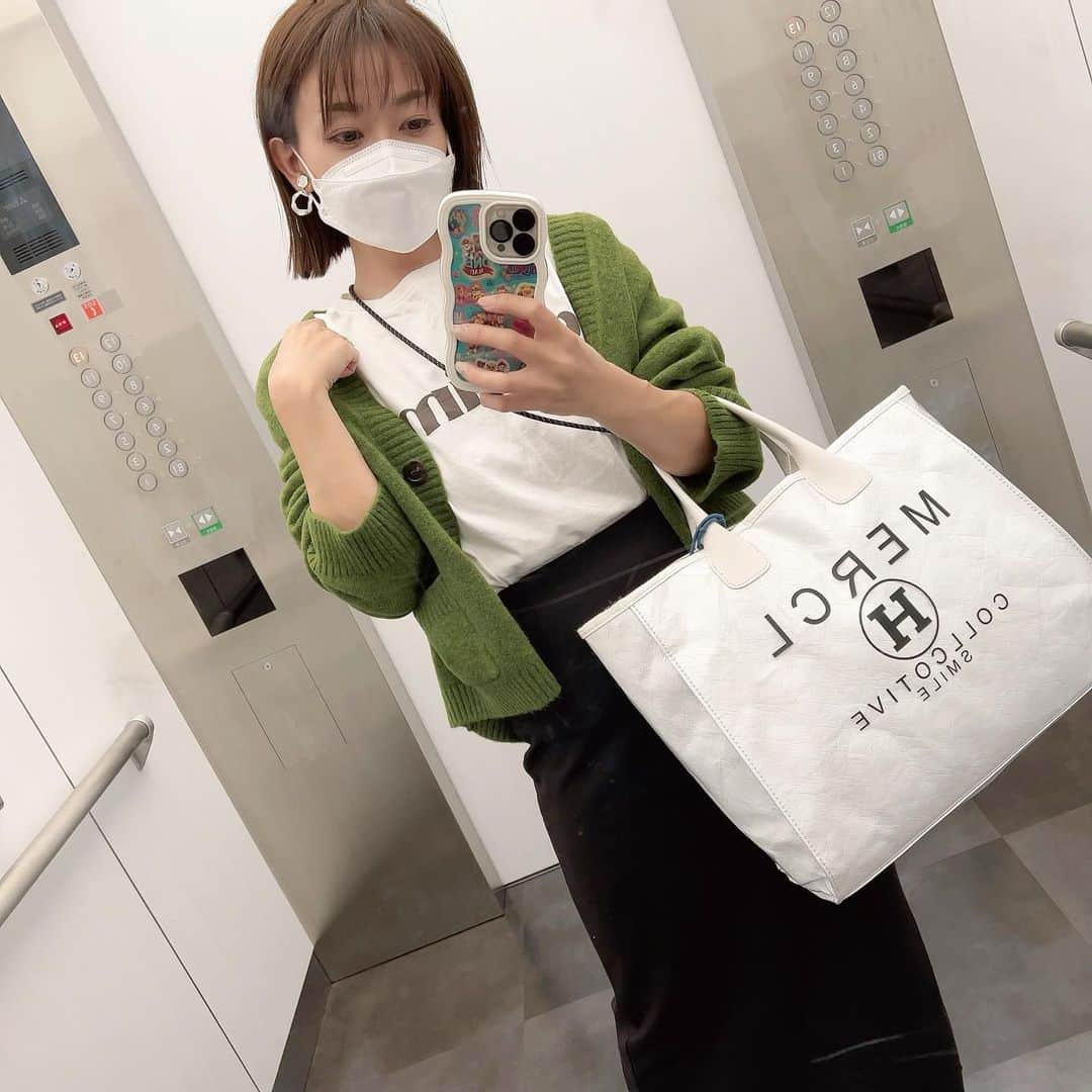 岡部玲子さんのインスタグラム写真 - (岡部玲子Instagram)「本日の衣装とヘアアレンジ✨  ボルドーのレースワンピース👗✨と ボルドーな 大きめキラキラストーンが可愛い イヤリングでした☺️  ヘアアレンジは 前髪薄めのハーフアップ✨  3日間開催は 軍資金の配分がどうしても上手くいかない😂  当たって増やすも 最終レースには #ガッツリマイナス　で…  残った金額は400円😂⁉️  明日の朝イチ🏇で結果が出せなければ つぎ足すことになります😅  朝イチの奇跡が起こるか⁉️  グリーンチャンネル 中央競馬全レース中継は 明後日の午後も担当させて頂きます🎤  まだまだ勝負はできるぞ💪  皆様も健康第一で ハッピーな連休をお過ごしください☺️  私は花粉に苦しめられております😱  顔の皮膚が痒い＆腫れる 気管支も痒い 鼻水酷い  しかし熱は一切なく 元気は元気😂  とにかく花粉の症状です😭  そういえば 春よりも秋の方が辛かったわ…  と毎年思うんだな…この時期😅  上手く付き合わないとです💦  3枚目の📷は今日の私服‼️  4枚目📷は私のカバンに入れていたティッシュです😂 日向小次郎⚽️ 小学生時代、サッカー少女だった私の憧れ😂 ユニフォームの袖をまくって練習していたわ😂  #岡部玲子 #タレント　#レポーター　#競馬　#競馬キャスター　#グリーンチャンネル　#競馬中継　#生放送　#衣装　#ヘアアレンジ　#アクセサリー　#tvshow #dress #hairarrange #accessories #🏇」10月7日 18時53分 - reiko_okabe