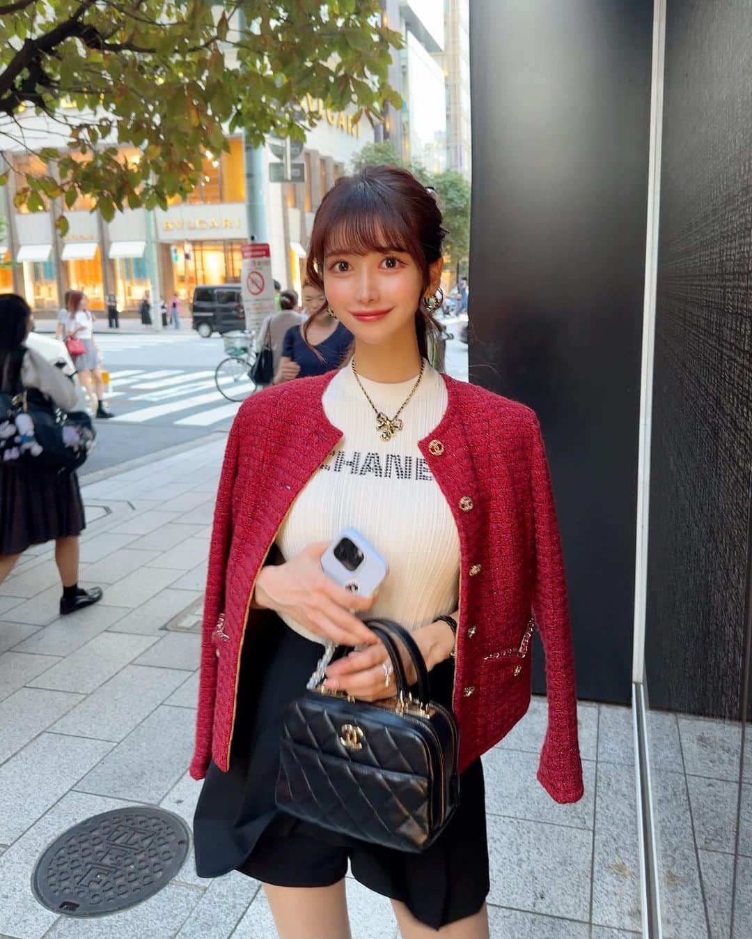 MAYUさんのインスタグラム写真 - (MAYUInstagram)「. 銀ブラ🚶‍♀️🐾❤️ 赤のツイードジャケットお気に入り❤️ . @chanelofficial のビジュアルが とってもエレガントな小松菜奈ちゃんだったので 記念に一緒に撮った☺️❤️✨ . . #ootd#fashion#fashionstyle#chanel#chanelbag#chaneljacket#japan#ginza」10月7日 18時55分 - mayu.kina_golf