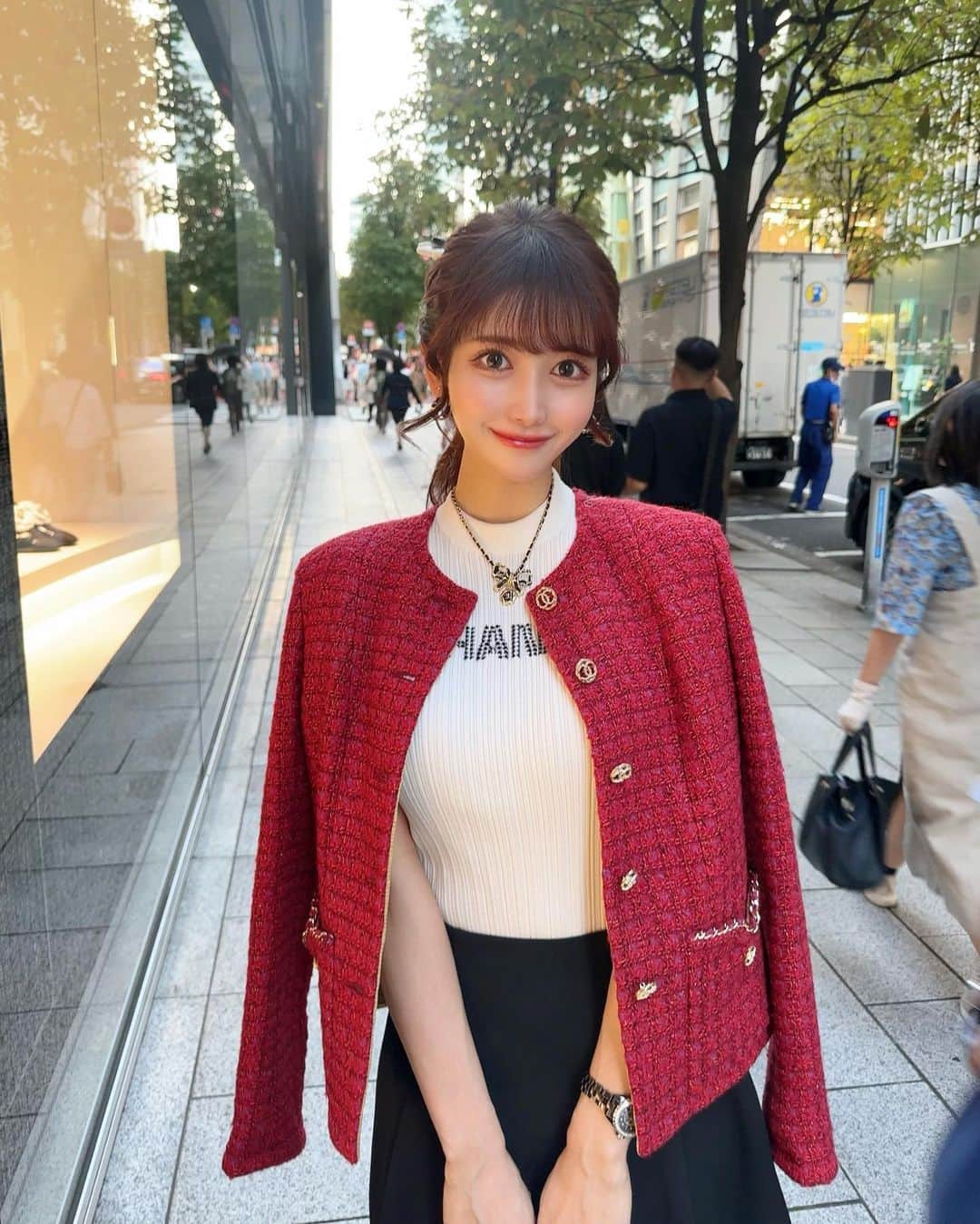 MAYUさんのインスタグラム写真 - (MAYUInstagram)「. 銀ブラ🚶‍♀️🐾❤️ 赤のツイードジャケットお気に入り❤️ . @chanelofficial のビジュアルが とってもエレガントな小松菜奈ちゃんだったので 記念に一緒に撮った☺️❤️✨ . . #ootd#fashion#fashionstyle#chanel#chanelbag#chaneljacket#japan#ginza」10月7日 18時55分 - mayu.kina_golf
