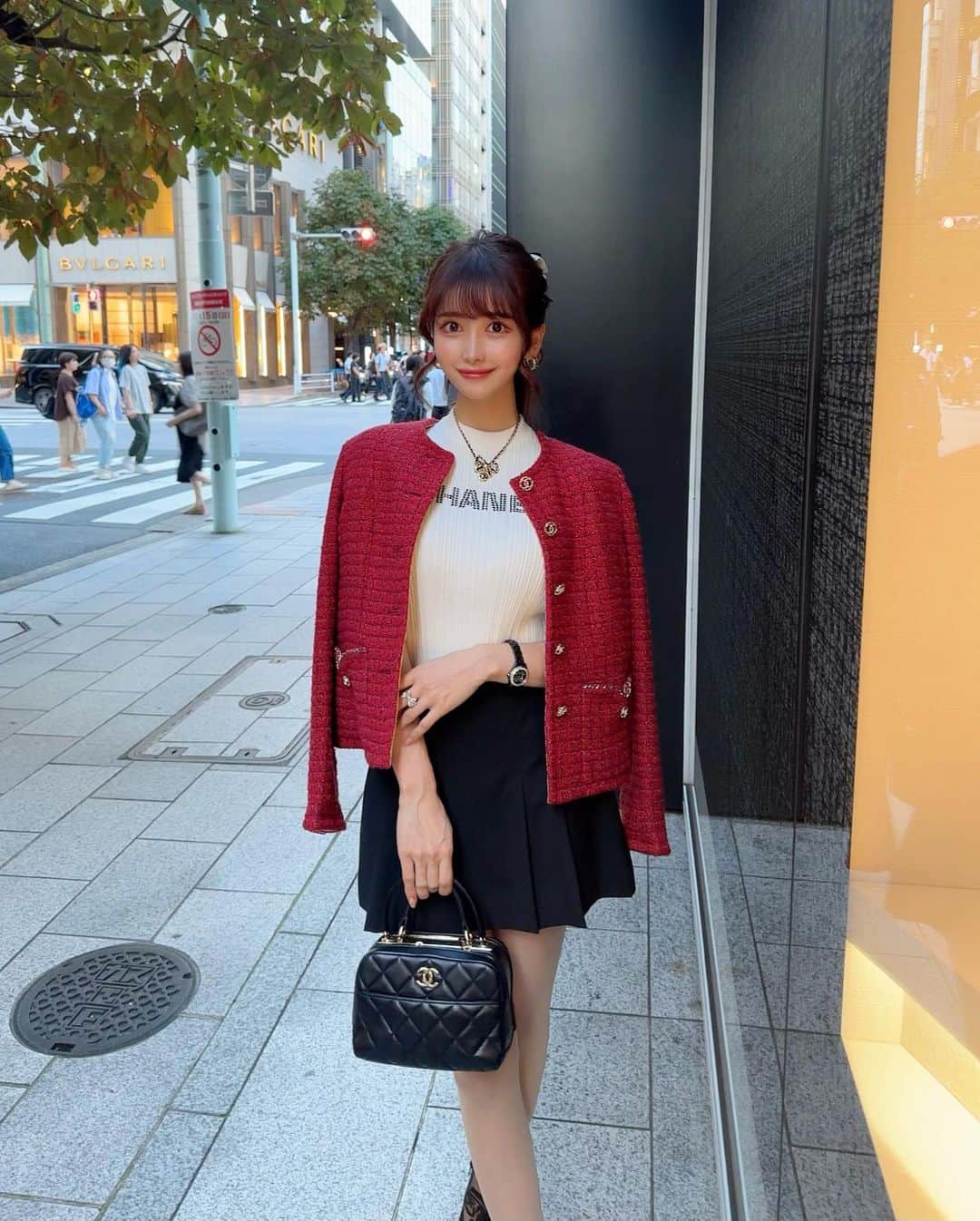 MAYUさんのインスタグラム写真 - (MAYUInstagram)「. 銀ブラ🚶‍♀️🐾❤️ 赤のツイードジャケットお気に入り❤️ . @chanelofficial のビジュアルが とってもエレガントな小松菜奈ちゃんだったので 記念に一緒に撮った☺️❤️✨ . . #ootd#fashion#fashionstyle#chanel#chanelbag#chaneljacket#japan#ginza」10月7日 18時55分 - mayu.kina_golf
