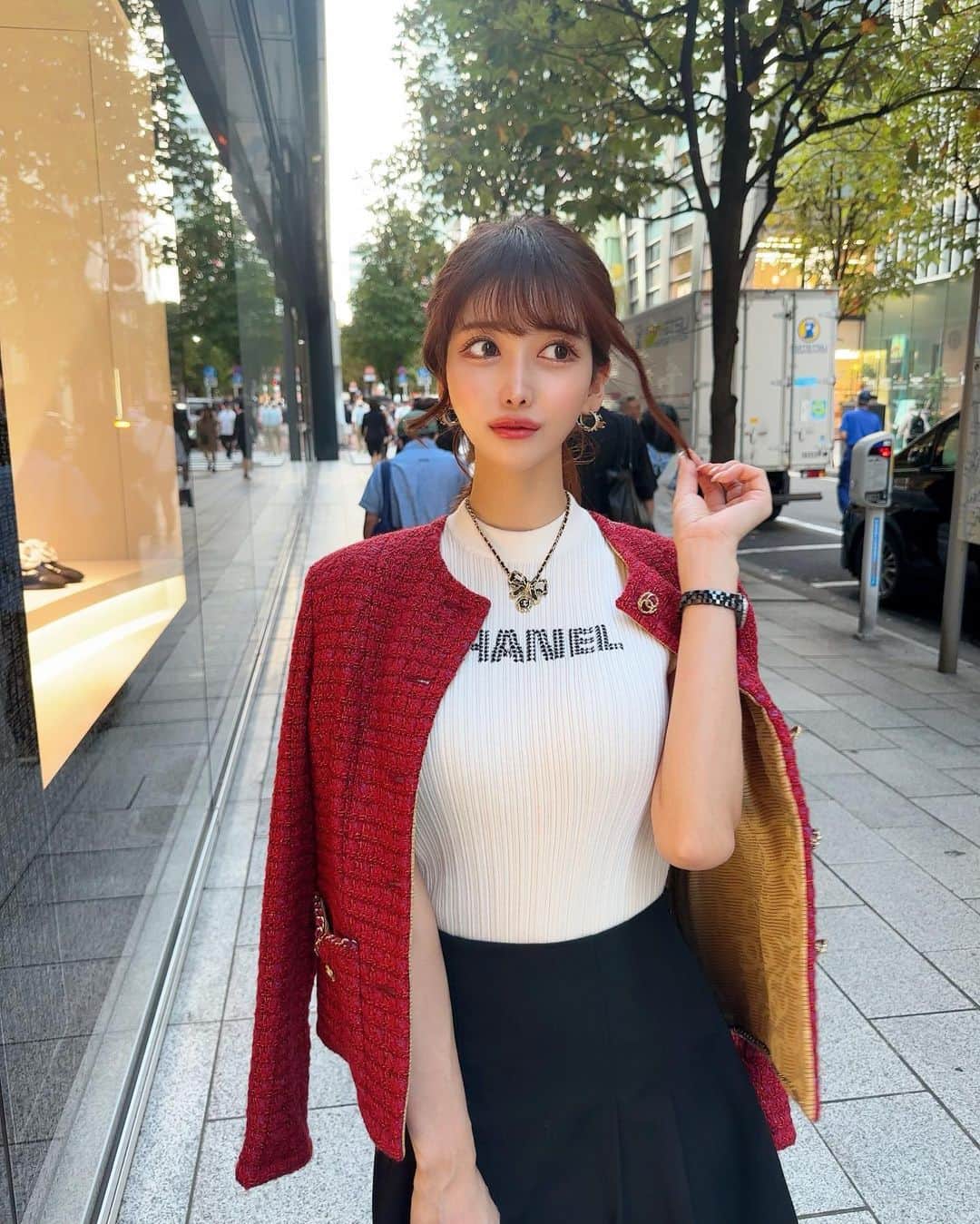 MAYUさんのインスタグラム写真 - (MAYUInstagram)「. 銀ブラ🚶‍♀️🐾❤️ 赤のツイードジャケットお気に入り❤️ . @chanelofficial のビジュアルが とってもエレガントな小松菜奈ちゃんだったので 記念に一緒に撮った☺️❤️✨ . . #ootd#fashion#fashionstyle#chanel#chanelbag#chaneljacket#japan#ginza」10月7日 18時55分 - mayu.kina_golf