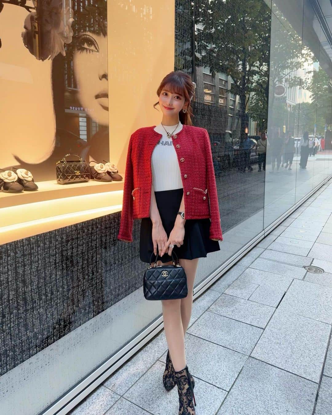 MAYUのインスタグラム：「. 銀ブラ🚶‍♀️🐾❤️ 赤のツイードジャケットお気に入り❤️ . @chanelofficial のビジュアルが とってもエレガントな小松菜奈ちゃんだったので 記念に一緒に撮った☺️❤️✨ . . #ootd#fashion#fashionstyle#chanel#chanelbag#chaneljacket#japan#ginza」