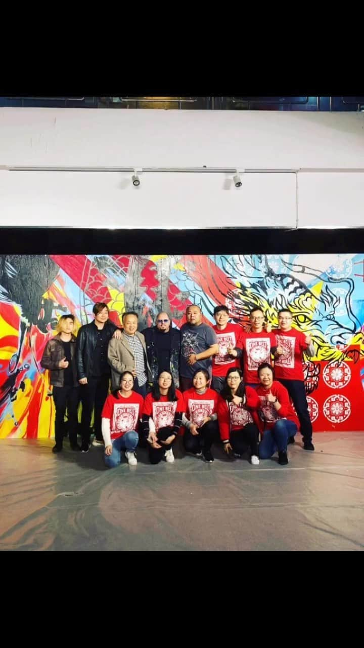 カラーのインスタグラム：「Another world another time .. myself @inksap_ and @rollandberryjapan @ichiro_itagaki all had a crazy adventure in china I believe this was my third time traveling to china and teaching , lecturing and doing live mural in front of the students of a university #rollandberry #china #nantonguniversity #teaching #lecture #streetart #mural #colur #professor #thankyou #believeinyourself」