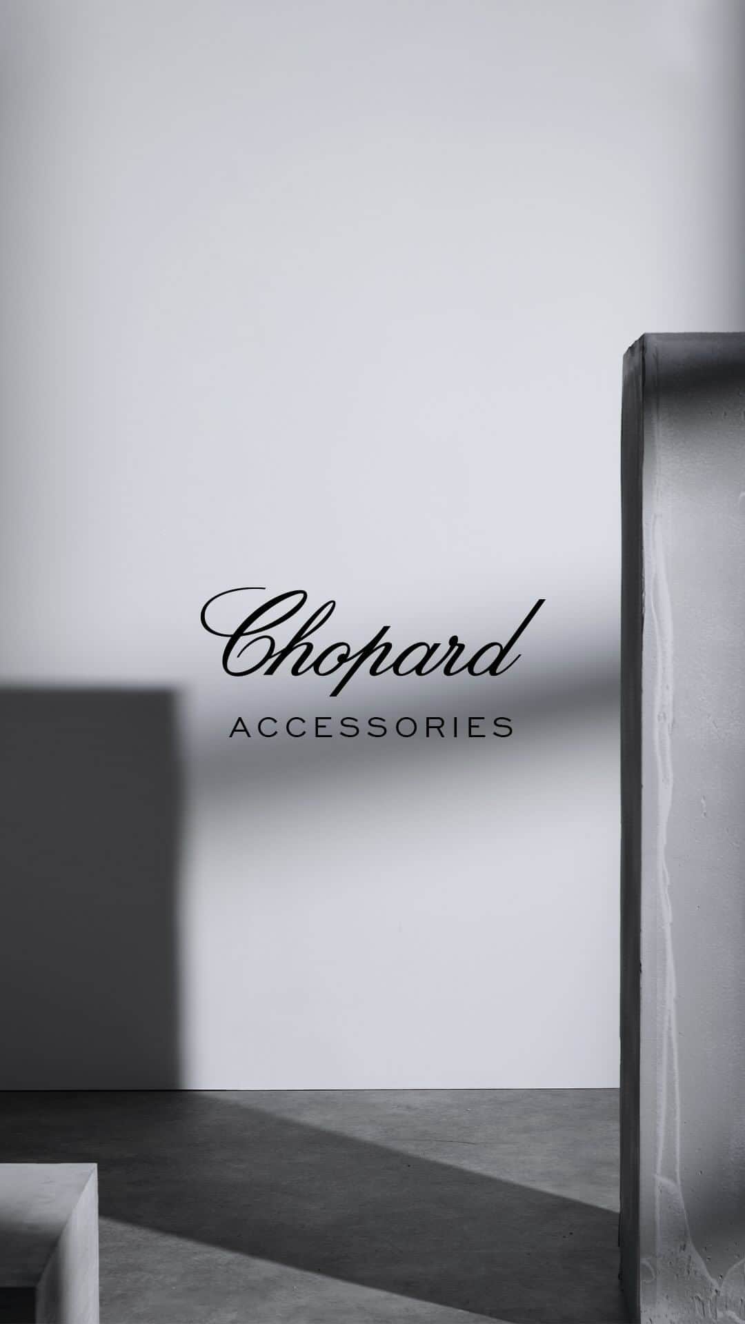 のインスタグラム：「Add some serious edginess to your style.  Meet our latest IT accessory that stands out with its diamond cut panels - the Diamond Micro-Tote Bag - and leave a refreshing and sensuous scented trail wherever you go with Miel d’Arabie Eau de Parfum. #Chopard #ChopardAccessories #ChopardPerfume #Bag #Accessories #Perfume」