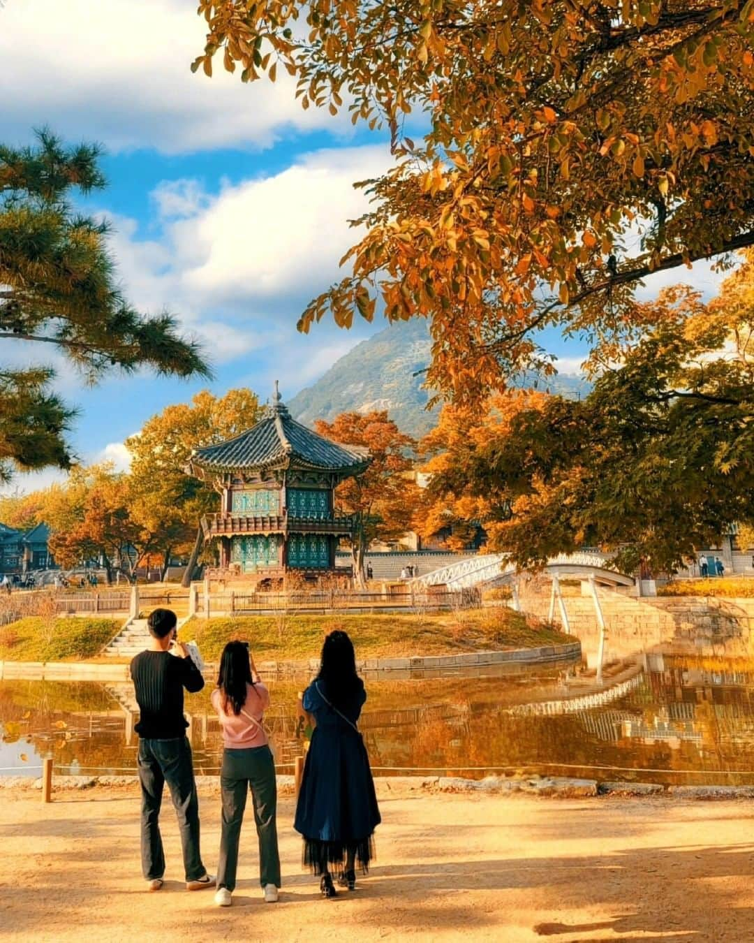 アシアナ航空日本地域公式アカウントさんのインスタグラム写真 - (アシアナ航空日本地域公式アカウントInstagram)「秋の景福宮🍂  ┈┈┈┈┈┈┈┈┈┈ 紅葉の名所として人気の「景福宮(キョンボックン)」  景福宮と紅葉の景色は どこを切り取っても絵になります！  📸 @hotpickorea  ┈┈┈┈┈┈┈┈┈┈   #アシアナ航空 #アシアナ #ASIANA #asianaair #asianaairline #OZ #Flyasiana #韓国 #korea #韓国旅行 #✈️ #景福宮  #景福宮紅葉 #キョンボックン #ソウル紅葉 #韓国紅葉」10月7日 19時00分 - asiana.jp_official