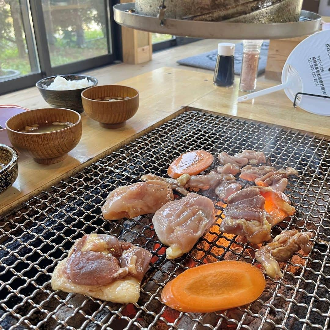 デパぐるッ！福岡さんのインスタグラム写真 - (デパぐるッ！福岡Instagram)「【糸島ランチ】旨みたっぷりジューシーな鶏肉を炉端焼きで豪快に！ BBQ気分も味わえる人気店  2022年3月21日にオープン、糸島市にある『炉ばた地鶏 山嵐（やまあらし）』✨  場所は、JR筑肥線・加布里駅から車で約17分、通称「糸島のトトロの森」と呼ばれている遊歩道がある『芥屋の大門公園』の近くです🌳  『宮崎地頭鶏コース』は、鶏モモ、ムネ、せせり、はらみ、味噌汁、ご飯（糸島産ミルキークイーン）、卵（糸島産つまんでご卵）がセットになっています🙆  お肉は宮崎県産ブランドの『みやざき地頭鶏（じとっこ）』を使用、味付けはタレか塩から選べますよ😋  すき焼きのように混ぜた卵に付けて食べると、より濃厚な味わいに！  コクと甘みが強い醤油ベースのタレと相まって、ご飯がどんどん進みます🍚  ご飯のおかわりは1杯無料ですよ◎  窓の向こうに緑もあって気分はBBQ♪  お腹と心を満たしに、ぜひ出かけてみてくださいね。  お店の詳細はARNEの記事でチェック！ プロフィールからARNEのサイトへ飛べますよ♪ 👉🏻『@arne_gourmet』  ARNEグルメで 福岡の美味しいグルメ情報を毎日配信中！ ぜひお気軽にフォローしてくださいね😉 ___________________________ @0409wedding.yy さんのご紹介です♪  #ARNE福岡 #福岡グルメ#グルメ #福岡カフェ#福岡スイーツ #福岡ごはん#ごはん #福岡カフェ巡り#福岡ランチ #福岡旅行#福岡観光 #福岡#福岡県#fukuoka #カフェ#ランチ#ディナー #グルメ好きな人と繋がりたい #グルメスタグラム #福岡食べ歩き#福岡グルメ部 #福岡めし#福岡ご飯 #福岡好きな人と繋がりたい  #糸島グルメ#糸島ランチ #宮崎地鶏#糸島ドライブ #山嵐」10月7日 19時00分 - arne_gourmet