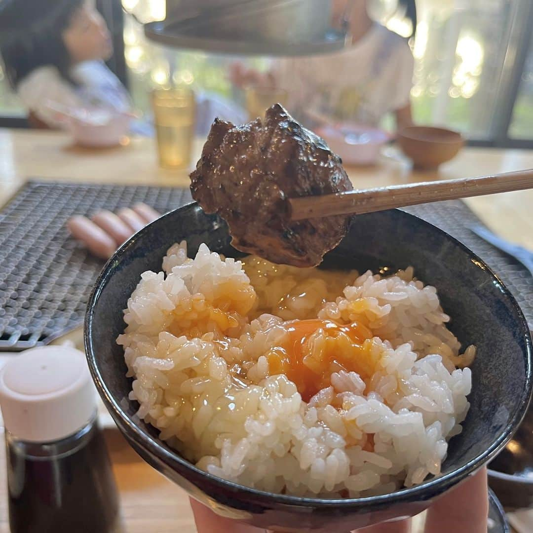 デパぐるッ！福岡さんのインスタグラム写真 - (デパぐるッ！福岡Instagram)「【糸島ランチ】旨みたっぷりジューシーな鶏肉を炉端焼きで豪快に！ BBQ気分も味わえる人気店  2022年3月21日にオープン、糸島市にある『炉ばた地鶏 山嵐（やまあらし）』✨  場所は、JR筑肥線・加布里駅から車で約17分、通称「糸島のトトロの森」と呼ばれている遊歩道がある『芥屋の大門公園』の近くです🌳  『宮崎地頭鶏コース』は、鶏モモ、ムネ、せせり、はらみ、味噌汁、ご飯（糸島産ミルキークイーン）、卵（糸島産つまんでご卵）がセットになっています🙆  お肉は宮崎県産ブランドの『みやざき地頭鶏（じとっこ）』を使用、味付けはタレか塩から選べますよ😋  すき焼きのように混ぜた卵に付けて食べると、より濃厚な味わいに！  コクと甘みが強い醤油ベースのタレと相まって、ご飯がどんどん進みます🍚  ご飯のおかわりは1杯無料ですよ◎  窓の向こうに緑もあって気分はBBQ♪  お腹と心を満たしに、ぜひ出かけてみてくださいね。  お店の詳細はARNEの記事でチェック！ プロフィールからARNEのサイトへ飛べますよ♪ 👉🏻『@arne_gourmet』  ARNEグルメで 福岡の美味しいグルメ情報を毎日配信中！ ぜひお気軽にフォローしてくださいね😉 ___________________________ @0409wedding.yy さんのご紹介です♪  #ARNE福岡 #福岡グルメ#グルメ #福岡カフェ#福岡スイーツ #福岡ごはん#ごはん #福岡カフェ巡り#福岡ランチ #福岡旅行#福岡観光 #福岡#福岡県#fukuoka #カフェ#ランチ#ディナー #グルメ好きな人と繋がりたい #グルメスタグラム #福岡食べ歩き#福岡グルメ部 #福岡めし#福岡ご飯 #福岡好きな人と繋がりたい  #糸島グルメ#糸島ランチ #宮崎地鶏#糸島ドライブ #山嵐」10月7日 19時00分 - arne_gourmet