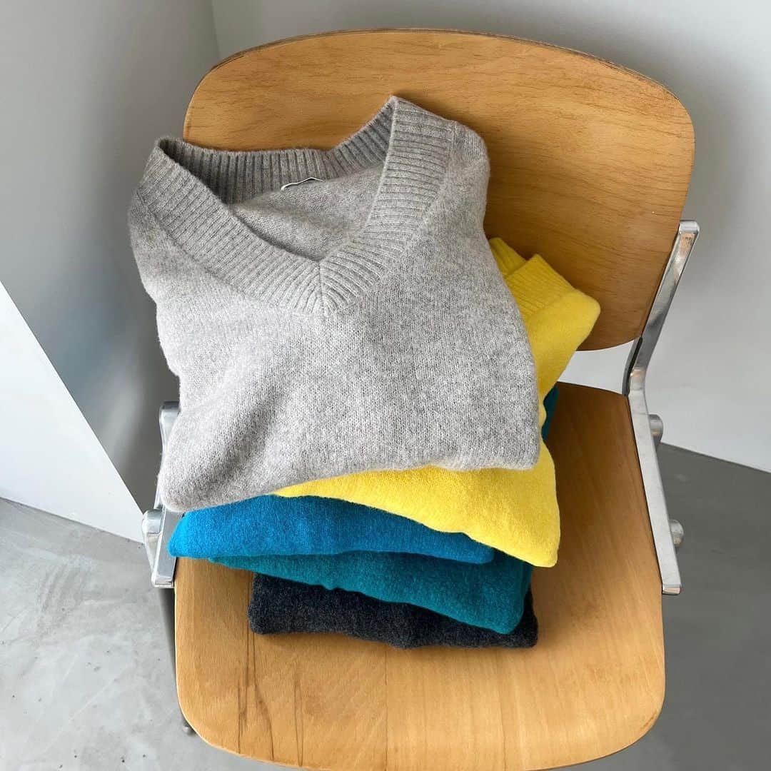 LOWRYS FARM-TWさんのインスタグラム写真 - (LOWRYS FARM-TWInstagram)「NEW ITEM    柔軟和輕盈的材質。厚度恰到好處，即使搭配外層穿也不會顯得笨重。  ⁡  柔軟且極為舒適的針織品。  V 領針織套頭衫，兩側有開衩。      #LOWRYSFARM彩色V領側開衩長袖針織上衣-四色-967402            #lowrysfarm #ローリーズファーム #日系穿搭 #日系 #多層次穿搭            👉詳細資訊進入首頁連結  下載官網APP即時掌握流行資訊    ☟☟☟    @dotst_taiwan」10月7日 19時00分 - lowrysfarm_tw