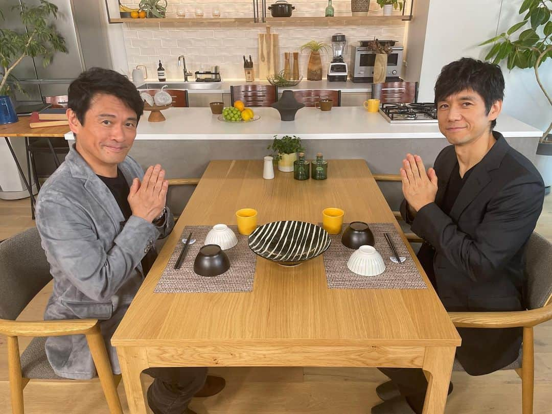 きのう何食べた？ season2さんのインスタグラム写真 - (きのう何食べた？ season2Instagram)「番宣情報🍚🥢  明日10月8日(日)夜8:30から放送！ 「#家ついて行ってイイですか ？」  #西島秀俊 さん& #内野聖陽 さん お2人でゲスト出演🙏✨  #何食べ を彷彿させる2ショットから番組がスタート！？  お楽しみに🏠☀️  #家ついて #きのう何食べた？」10月7日 19時00分 - movie_nanitabe