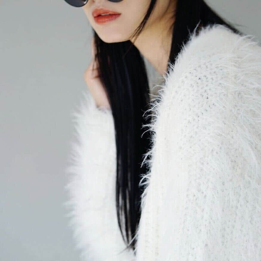 のインスタグラム：「. ＼📣 NEW ITEM ／  ふわふわのシャギーに包まれるカーデ🐑  ずっと触っていたくなる、チクチクしない 滑らかな肌触りのナイロン混ニットを使用。 ローゲージニットなので、少し落ち感があり 着用したときのシルエットがこなれた雰囲気に！  シャギーニット カーディガン 🔎2300488 ¥6,990」