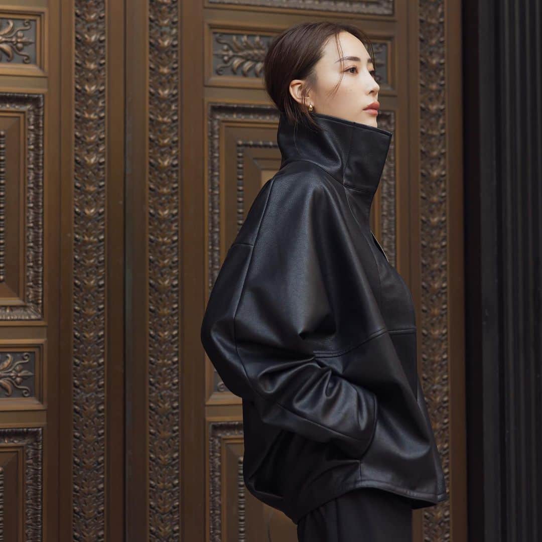 のインスタグラム：「𝐀𝐌𝐁𝐈𝐄𝐍𝐓 × 𝐊𝐄𝐈𝐂𝐀 𝐍𝐀𝐊𝐀𝐒𝐇𝐈𝐌𝐀 𝟤𝟢𝟤𝟥 𝖠/𝖶 𝖲𝖯𝖤𝖢𝖨𝖠𝖫 𝖢𝖮𝖫𝖫𝖠𝖡𝖮𝖱𝖠𝖳𝖨𝖮𝖭 𝖵𝖮𝖫.𝟤  #レザーブルゾン <Dark Brown, Black> 【10/13(FRI)20:00-】  ハイセンスな女性が選ぶのは、品格溢れる大人レザー。  滑らかで柔らかくもありながら、ハリのあるむっちりとした肉厚なフェイクレザーを使用。  肩が落ちたオーバーシルエットがメンズライクでありながら、たっぷりの生地感でどこか柔らかい雰囲気に好転します。  お尻が隠れる長めの丈感で、横から見る下重心の丸みシルエットが愛らしく、太めの袖は捲って、ボリュームを出すのもおすすめです。  ※ サンプル着用の為、正規品とは一部異なります。正規品にはフロント下部にタックが入ります。  💡コラボ第二弾アイテムを詳しくご紹介した特集ページはサイトTOPページよりご覧頂けます。 ＿＿＿＿＿＿＿＿＿＿＿ ✔︎ @ambient_styling #AMBIENT #ambient_official #ambientstyle #アンビエント #23aw #コラボ #中島ケイカ」