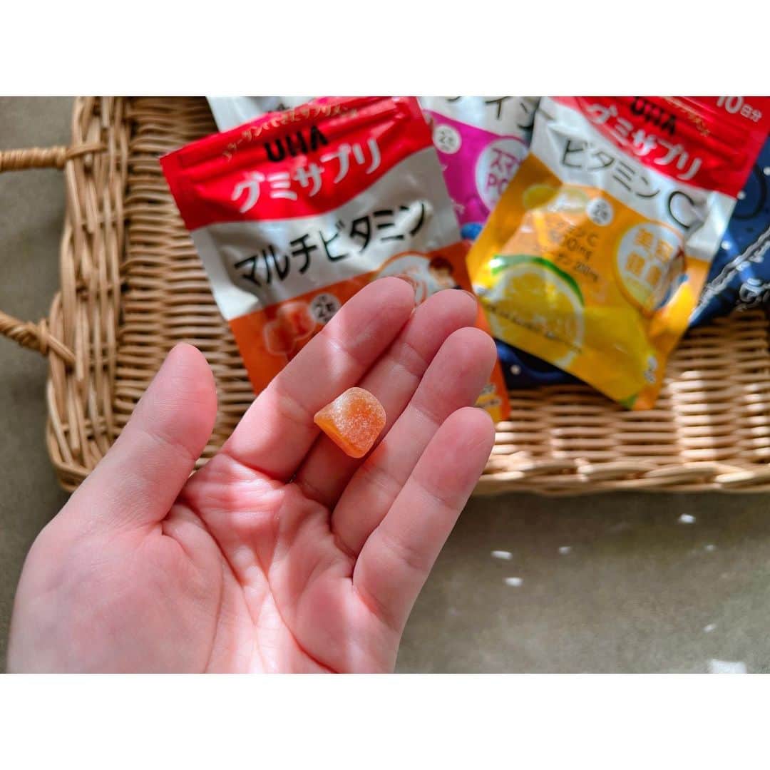 徳山沙季さんのインスタグラム写真 - (徳山沙季Instagram)「. @uha_mikakuto_hb のグミサプリ⁂ コラーゲンでできたサプリメントですがおやつ感覚で食べられるので続けやすそうです☘︎ 持ち運びもしやすく、１日２粒を目安に好きなタイミングで 食べています！ . 中でもお気に入りはピンクグレープフルーツ風味の 「マルチビタミン」⤻ 食事ですべて補うのが難しいので、このグミサプリで手軽に 補うことができて嬉しいです♩ . . @uha_mikakuto_hb  #PR　#ビタミンサプリ #グミサプリ #グミ習慣  #持ち歩き #おやつタイム #おやつタイム  #コラーゲン」10月7日 17時33分 - saki.whitesnow