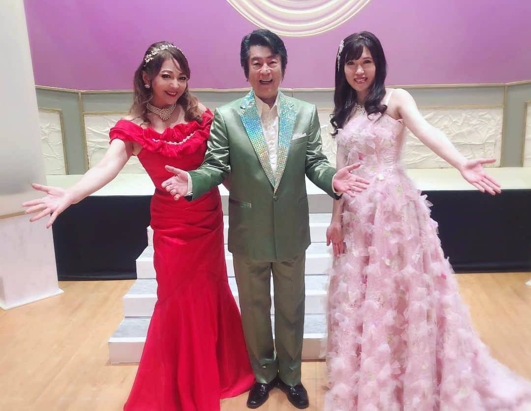 瀬戸マドカさんのインスタグラム写真 - (瀬戸マドカInstagram)「収録後のステージ裏でいつか写真を撮ってみたいなぁ〜🎙と思っていたら原めぐみさん叶えてくださいました٩(♡ε♡ )۶✨ · 本物🐯タイガーマスク🐯ヒット曲パレード✨森本英世さんと✨ · 大大大先輩お二人に図々しくも#平成レトロ な#エッグポーズ をしていただくという🐣🐣夢セット🌈ありがとうございました✨ · · · #テレビの収録 #テレビセット #時差投稿」10月7日 17時33分 - madokaseto