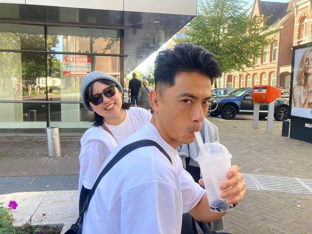 のインスタグラム：「🇳🇱  今日でオランダに来て1年が経ちました✈️ 私にとってあっという間の1年でした🥹  1年記念日についてはYouTubeの方で エモい動画を明日19時に載せるので そちらの方で見て貰えると嬉しいです😃❤️  1年が来るなーと意識し始めてから オランダに来てすぐの頃の自分のYouTubeを 何度も見返してます✨  動画で残せる事のありがたみや感じる事がたくさんあって YouTubeを始めてよかったと心から思います！！ まずは、応援してくださった皆様 ありがとうございました😊 そしてこれからもよろしくお願いします🫶  #海外移住 #オランダ移住」