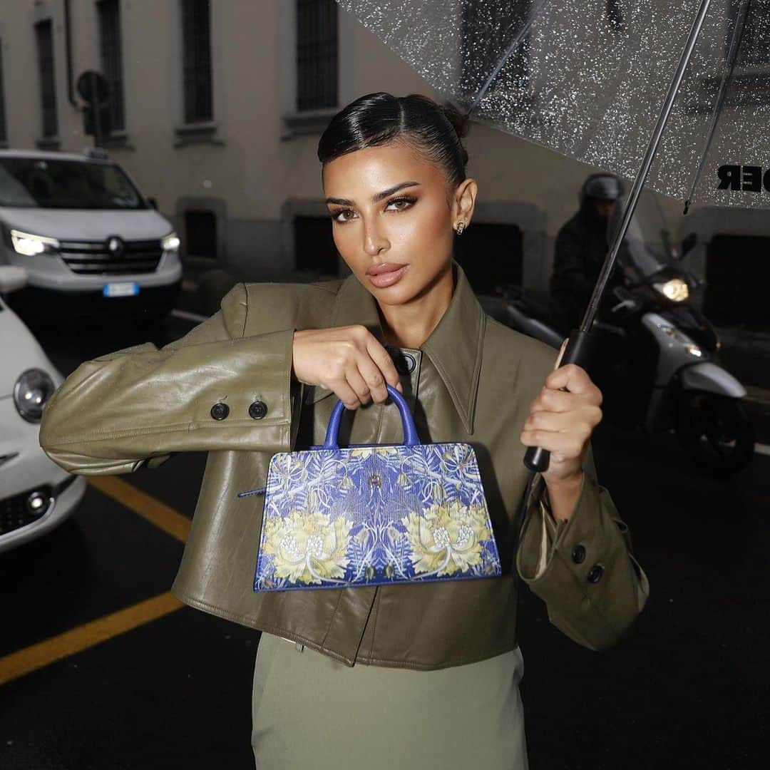 のインスタグラム：「Spotted: Ever so beautiful @lama.alakeel carrying the #AIGNER Cybill Bag Honeysuckle out of the Exclusive Runway Edition before the #AIGNERSS24 show in Milan.   Now available for pre-order in the Middle East stores and at aignerme.com」