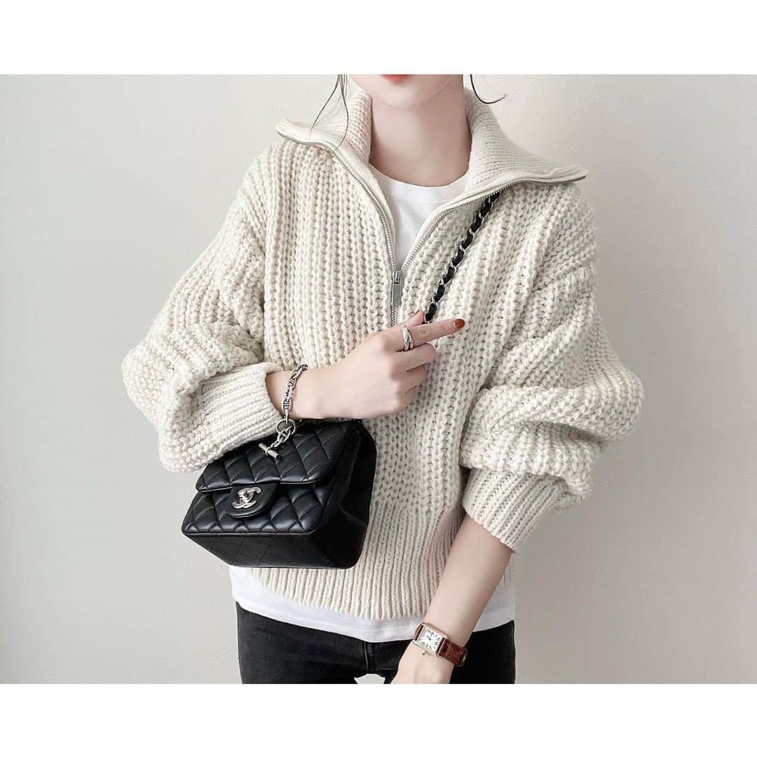 のインスタグラム：「リブ編みのハーフジップニットを探してて どタイプなものを @hm で見つけた♡  可愛すぎて..🫶🏻💕  カジュアルにスタイリングして マトラッセで引き締め☺️！ 結局こう言うシンプルな格好が一番好き♡💐  #hm#acnestudios#chanel#cartier」