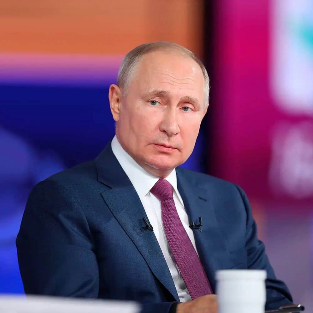 RU.TVのインスタグラム：「Телеканал RU.TV поздравляет Владимира Владимировича Путина с Днём рождения!  Мы желаем Вам крепости духа и сил на все свершения во благо нашей страны! Удачи, огромного счастья и крепкого здоровья.   Поздравляем!」