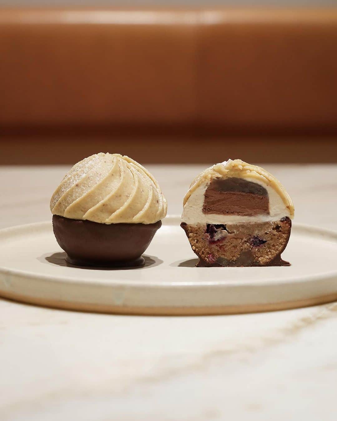 green bean to bar CHOCOLATEのインスタグラム：「栗のコロンとしたフォルムがかわいいケーキ「ロンロン」が、10/7（土）より店頭に登場しました。  パロブランコのダークチョコレートムースとマロングラッセ、そして舌触りなめらかなマロンのシャンティを、和栗のペーストで包み込んだクリームベースの上部。それを支える、マロングラッセがぎっしり入った土台のケーキには、カシスがアクセントとして絶妙な酸味をプラスしています。しっとりとしたマロンケーキは、パロブランコのダークチョコレートでコーティングが施され、チョコレートの香りやテクスチャーのマリアージュが楽しめます。  甘さ控えめで、栗の風味をしっかりと味わいつつ、チョコレートが豊かに楽しめるgreenならではのモンブランです。  ◾️Ronron ロンロン EAT IN ¥825（税込） TAKE OUT ¥810（税込） 中目黒本店、日本橋店、福岡店にて発売。  #greenbeantobarchocolate #グリーンビーントゥバーチョコレート #チョコレートケーキ #期間限定 #栗のケーキ  #中目黒カフェ #福岡カフェ #日本橋カフェ」