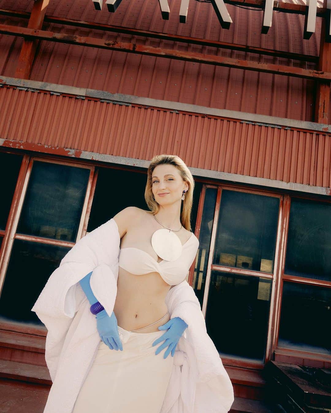 Vogue Españaのインスタグラム：「@julietagracian es la nueva diva del pop... ¡en catalán! Hablamos con ella en #VogueOctubre: “Me di cuenta de que ahí había un nicho que nadie estaba cubriendo”. {Puedes leer la entrevista completa en el link de la bio} ▪️Fotografía: @silvia.retana ▪️Estilismo: @patricia.lopezp ▪️Texto: @nuala_phillips ▪️Maquillaje y peluquería: @yuremamakeupartist ▪️Ayudante de fotografía: @bea_osorio ▪️Ayudante de estilismo: María Requejo ▪️Producción: @anotherartistsagency ▪️Agradecimientos: @chamartin_theone」