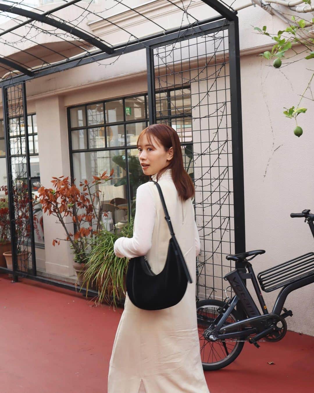 さんのインスタグラム写真 - (Instagram)「・ 同じ形の白い @folnua_jp バッグをすーっごくリピートしたので、色違いの黒も♡ 見た目より結構荷物が入るので、愛用してます。  ハンバーガー食べて散歩して良い一日だ！🍔  #folnua #今日のコーデ #バッグ #フォルニュア」10月7日 17時30分 - natsukoakahani
