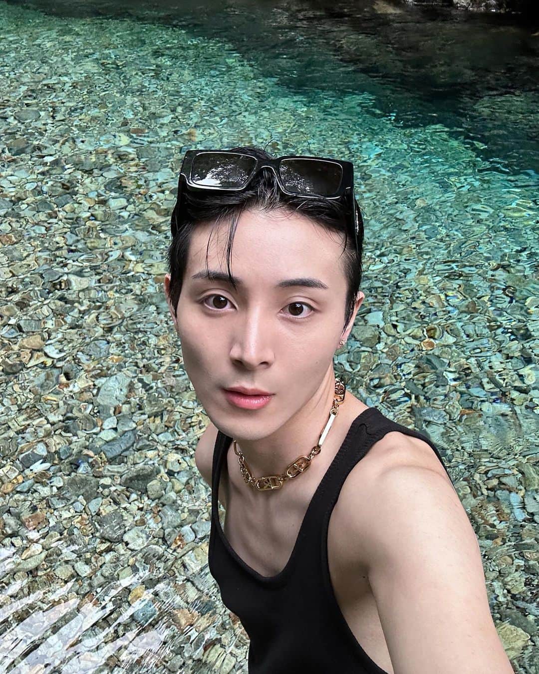 高橋龍之介のインスタグラム：「🤳🕶️  海が透き通って心も身体もリフレッシュだい🏞️ また極寒な場所いきたあぁい🧚  最近寒くなってきたから溜まっている写真を早く載せないとと 載せたいのがたまっておりまする。」
