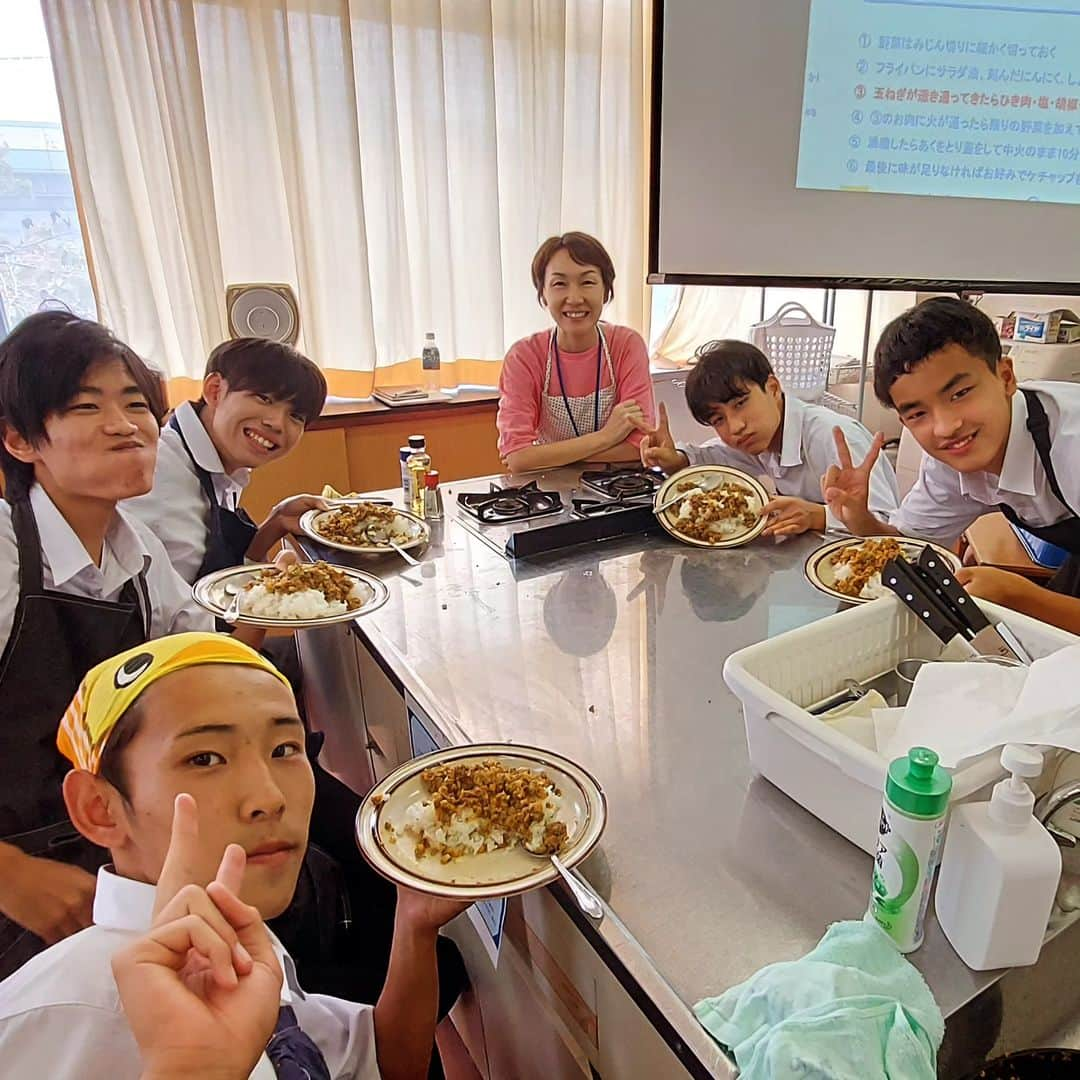 島本美由紀のインスタグラム：「・ 実は先日(9月28日)、 貝印×奈良県生駒市の主催で、 食品ロス削減講座を開催しました🎵 私は講師として高校生に、 食品ロスの現状とムダを出さない野菜の切り方、料理を教えました✨ マスコミの取材も入り、 みんなで楽しく料理が作れました！ 作った料理はドライカレー！ (写真を撮り忘れた😵💦)  貝印が運営している 『やさしい切り方辞典』を 監修しているので、 ネット検索をしてもらえたら、 動画で切り方やレシピが見れます❤️ よかったら見てください☺️  #貝印  #食品ロス削減  #食品ロス削減アドバイザー  #島本美由紀  #やさしい切り方辞典  #奈良県生駒市」