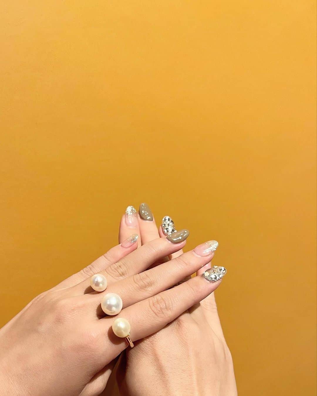 今井美桜のインスタグラム：「珍しくキラキラ🧚 秋ネイル可愛くてずっとみてられる  パールの指輪もお気に入り♡ 💍 @stellarhollywood   #ネイル #秋ネイル  #ネイルデザイン」