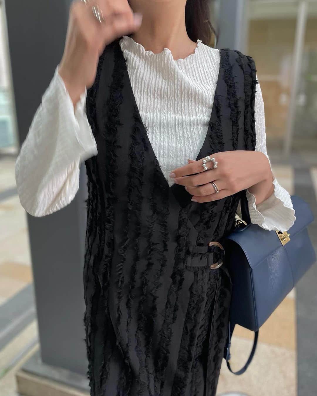 yoka1124のインスタグラム：「☆ 𝕠𝕦𝕥𝕗𝕚𝕥 ☆  . 秋休み🍁  実家の方でキャンプしてるよ！ 寒いけど楽しい！寒いと虫いないし  今日のキャンプ飯はサムギョプサルです🐷  @geera__official のお袖がフレアで可愛いトップス♡ 合わせやすくて今の時期にぴったりで好き 商品番号🔍208109  . . #pr#GeeRA #geera_ootd #ジーラ#大人カジュアル#ブルベ夏#高身長女子#高身長コーデ#40代コーデ #40代ファッション#大人カジュアル#30代ファッション #30代コーデ#骨スト#骨格ストレート#シンプルコーデ#キレイめコーデ」
