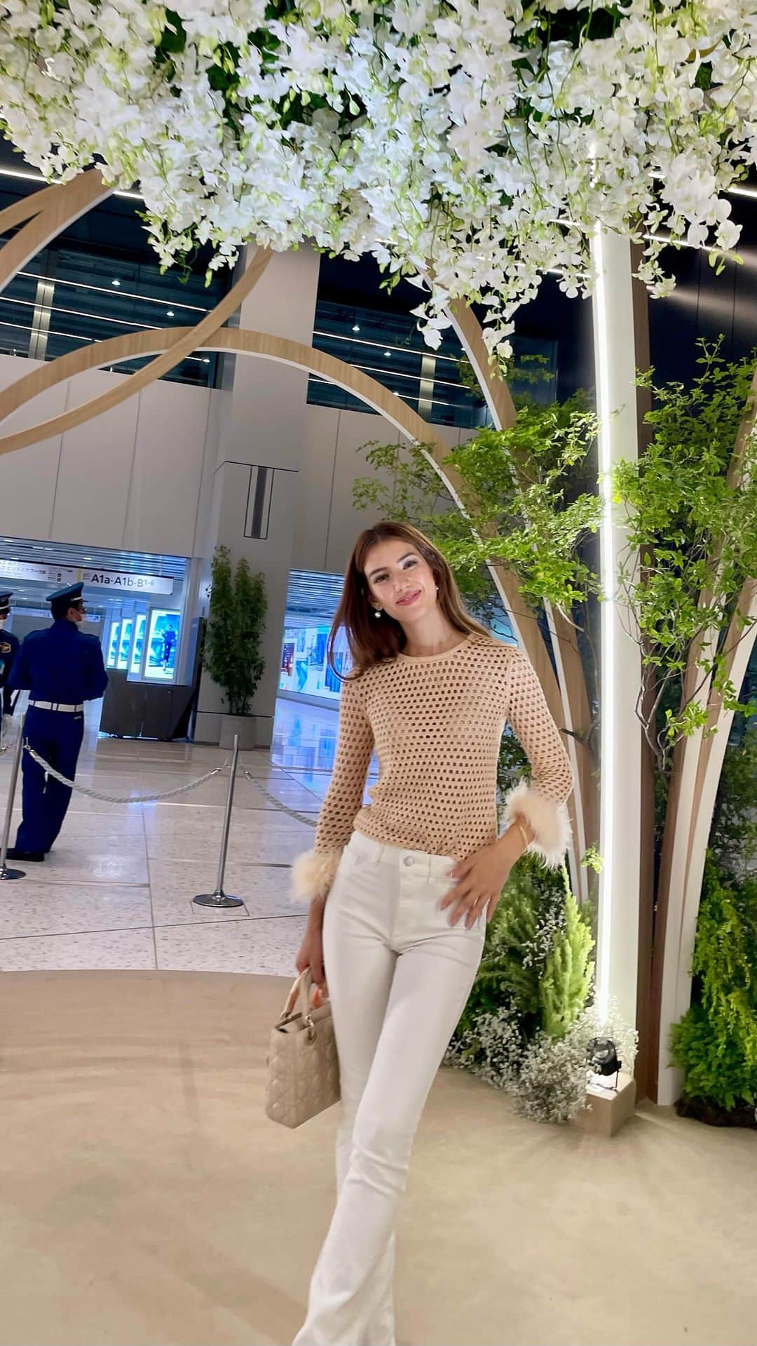 SARAのインスタグラム：「とうとう秋服🥺 たくさん聞かれたお洋服のブランドは top @bcbgmaxazria  denim @dl1961denim  shoes @aliceandolivia」