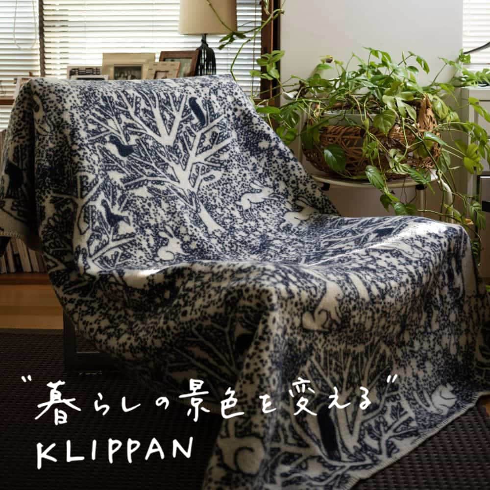 のインスタグラム：「"暮らしの景色を変える"  KLIPPAN  森の中を楽しそうにはしゃぐウサギたちと、木々にとまり羽を休める鳥たち。  ミナ ペルホネンとのコラボレーション10周年記念デザイン「rabbits play, birds rest -forest」は、 人の心の奥に届くような、森に生きる動物たちの命が躍動する美しいアートブランケットです。  1枚のブランケットで、暮らしの景色が変わる。 そんな力を持った、KLIPPANのブランケットをぜひお楽しみください。  【KLIPPAN 2023年秋冬コレクション】 2023年秋冬コレクションが、いよいよ10/11(水)より販売開始いたします。  2023秋冬商品一覧 URL：https://www.ecomfort.jp/category/23AW/  【ご予約期間残りわずか】 10/10(火)までは、予約期間として、ウールを守る「くすのき防虫ブロック」を特典としてお付けします。 ぜひこの機会にご予約ください。  【実店舗のご案内】 10/20(金)より、エコンフォートハウス実店舗でもお手に取って頂けます。 通常水曜日のみオープンのところ、「エル・デコ デザインウォーク2023」参加期間中の10/20(金)-11/3(金)は毎日11:00-19:00営業いたします。」
