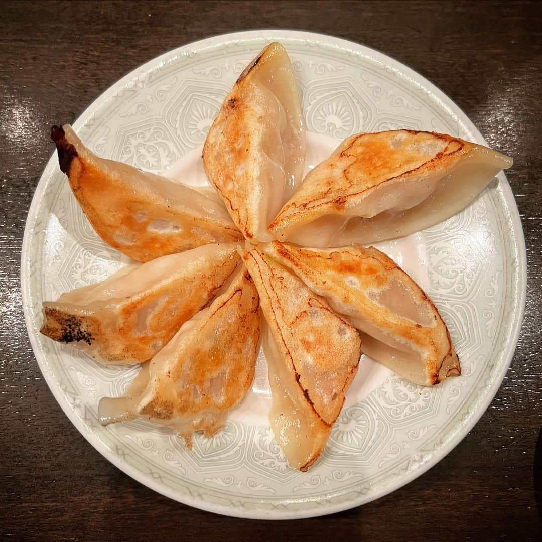 渡辺祐のインスタグラム：「新宿 歌舞伎町「大陸」#焼き餃子 #水餃子 #何で書いたのかわかりにくい書体 現場からは以上です。」