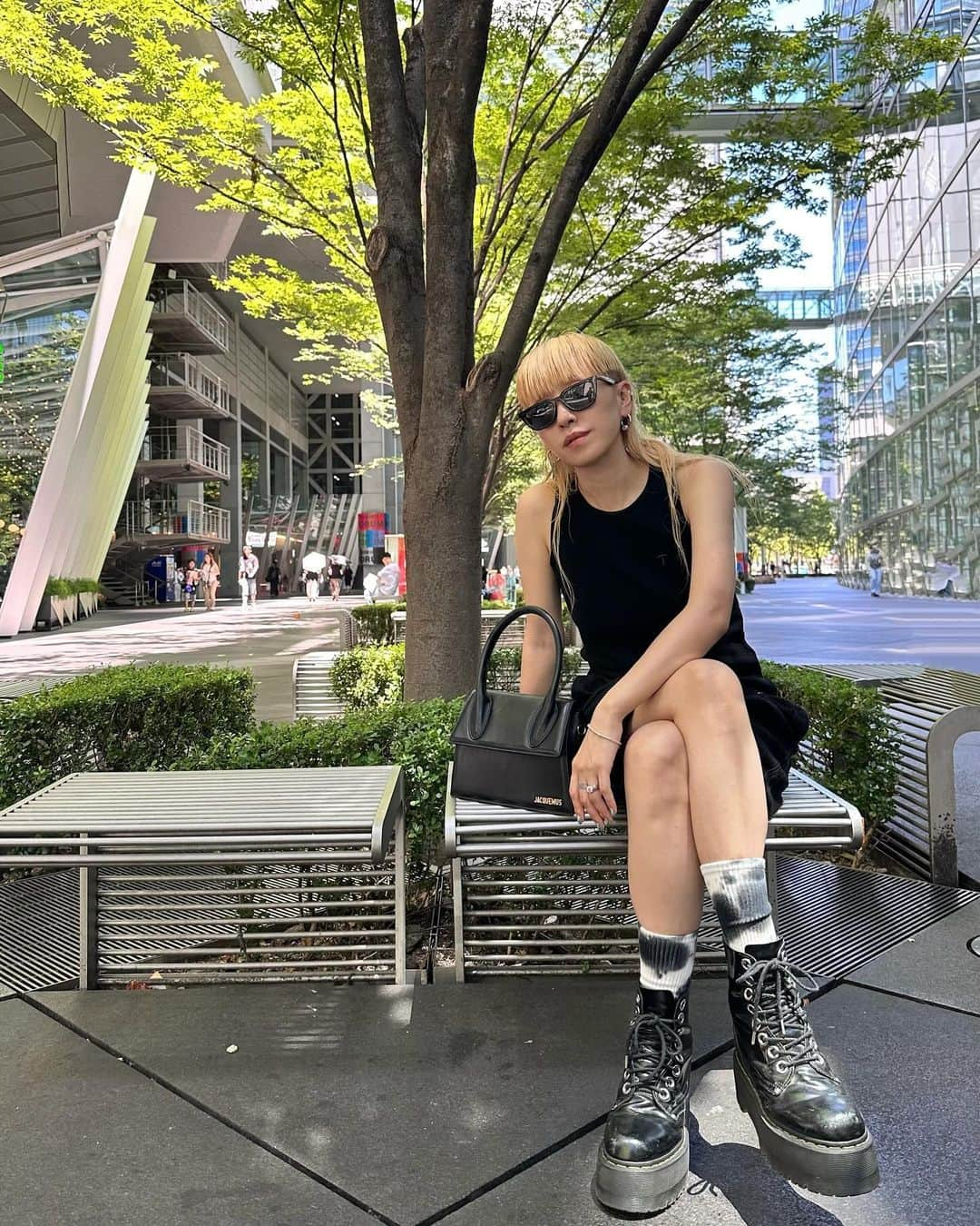 PELIのインスタグラム：「🕸️🕶️🕷️ このタンクトップ大好き🐦‍⬛  #pameopose  秋も着る🖤」