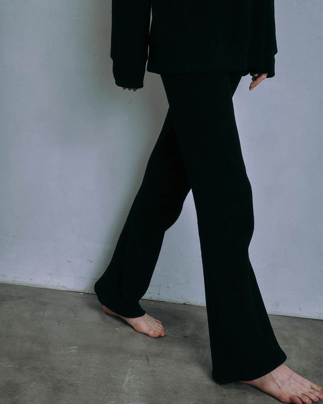Priv. Spoons Clubのインスタグラム：「〈twosome〉waffle pants ¥12,000- OFFWHITE / BLACK  肌触りがよくデイリーウェアとして万能なワッフル素材を使ったパンツ。  さりげないニーパッチや、計算された美しいフレアシルエットが特徴。  リラックスした履き心地で使い勝手がよく、何度でも着たくなるアイテムです。  #privspoonsclub  #プライベートスプーンズクラブ  #twosome #roomwear」
