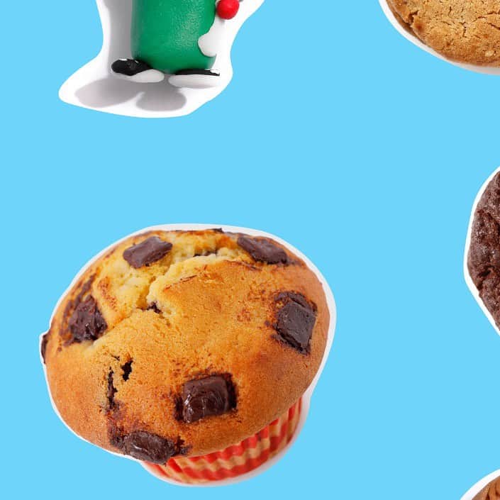 のインスタグラム：「🧁ISETAN POP UP🍪 @acutegrrrl_isetan  @isetan_shinjuku  2023.11/01~11/05 去年に引き続き、HohokamBAKEshopからクッキー、HohokamDINERのグッツのPOPUPを伊勢丹新宿店でやらせていただきます✌🏻 📢今回は当店にオープン当初から通ってくれている、pecoちゃんと念願のコラボレーションを実現😮‍💨💖 マフィン2種類とキーホルダーのSETを作りました❣️マフィンの見た目、味、包装にも一緒にこだわり、マフィンカップもpecoちゃんが選び、NYから仕入れてます🇺🇸キーホルダーは’’ちょいブスキーホルダー’’にpecoちゃんがコラボマフィンを持っている姿を作っていただきました👸🏼🧁 ※こちら、300SET限定販売になります。(また後日詳しく発表致します) 👸🏼PECO @pecotecooo 💖  🥟ちょいブスキーホルダー®︎ 今回、ぺこちゃんのコラボキーホルダーだけではなく、当店だけのめっちゃかわいいオリジナルキーホルダーも製作していただきました❤️(後日発表🤫) 一つ一つ手作りのため数量限定です‼️ お楽しみに🛸 @choibusu  ひとつひとつ手作業で作る詰め甘めのキーホルダーを中心に様々な作品を制作。渋谷・ウーピーゴールドバーガーに自作のキーホルダーを入れたガチャガチャマシーンを設置したのをきっかけに、大手食品メーカーやアーティストとのコラボ、全国各地での個展やPOPUP STOREの開催など多岐にわたり活動。香港、台湾、韓国、インドネシアでのキーホルダーの販売や展示をするなど海外での活動も精力的に行う。  🕯️💕SHEER とってもかわいいキャンドルブランド🦄今回はクッキー2種類とブラウニーを作っていただきました🍪(こちらも後日インスタグラムで紹介します) @sheer.sheer.sheer  SHEERは、70'sのサイケデリック、 80's ガールズシングス、そして90'sカルチャーからインスパイアーを受け、ユニークでカラフルなキャンドルをひとつひとつ心を込めて作っているハンドメイドキャンドルのブランドです。  🖋️Yunosuke 今回新しくスウェット、トートバックを制作するにあたって系列店で最近までPOP UPをしていたYunosukeさんにオファーし、デザインしていただきました💁🏻‍♂️ こちらも出来上がり次第宣伝させてください🪂(史上最高に可愛いです✨) @yunosk  雑誌、広告をはじめCDジャケット、MV、店舗ロゴなど、幅広いジャンルのアートワークをシンプルかつ軽やかな線で手がける。  💬その他、今回もステッカーやキーホルダー、アパレルまで幅広く、みんながワクワクするようなオリジナルグッツご用意しております🎡 10000円以上(税抜)のお買い上げで最高なノベルティもございます🎢  -------------------------------------- 🍪HohokamBAKEshop @hohokambakeshop  HohokamDINERで出しているケーキ類、焼き菓子全般の製造しております。  🍔HohokamDINER 原宿駅から徒歩２分にあるアメリカンダイナー👩🏻‍🍳ハンバーガーやサンデーなどの本場アメリカに負けない見た目にも味にもこだわってます🇺🇸 @hohokamdiner   #acutegrrrl #addictedbycuteness  #hohokamdiner #hohokambakeshop  #ホホカムダイナー #ホホカムダイナー原宿」