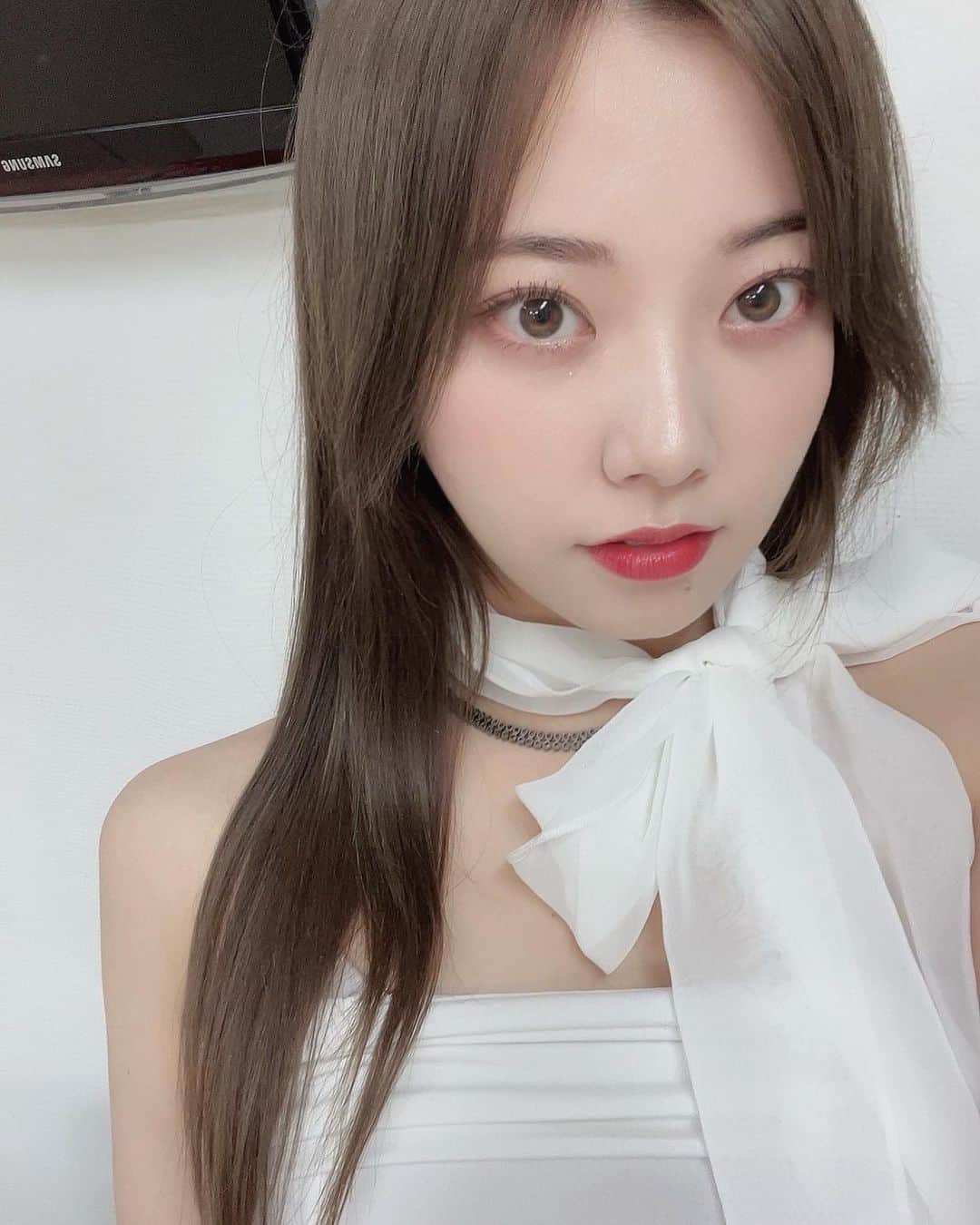 萩尾美聖のインスタグラム：「오늘의 의상🐰🎀🤍」