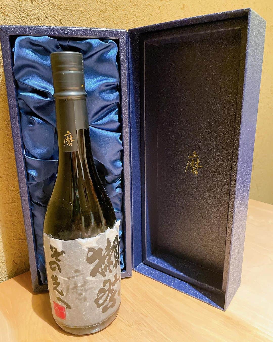小川麻琴さんのインスタグラム写真 - (小川麻琴Instagram)「先日、とっても贅沢な日本酒をプレゼントして頂きました🍶  「獺祭 磨きその先へ」🥹✨  私が以前、獺祭が美味しいと言っていた事を覚えていて下さり、もうすぐ誕生日という事で それも兼ねてお祝いして下さいました🎂✨  雑味が全くなく驚くほど飲みやすく、スルスル入っていくのにしっかりお米も感じれて、感動の美味しさでした🥹❤️  お料理もすごーく美味しくて、とても楽しく幸せな時間でした😌✨  #誕生日ディナー  #日本酒 #獺祭  #獺祭磨きその先へ  #幸せな時間  #ありがとうございました」10月7日 17時44分 - 1029_makoto