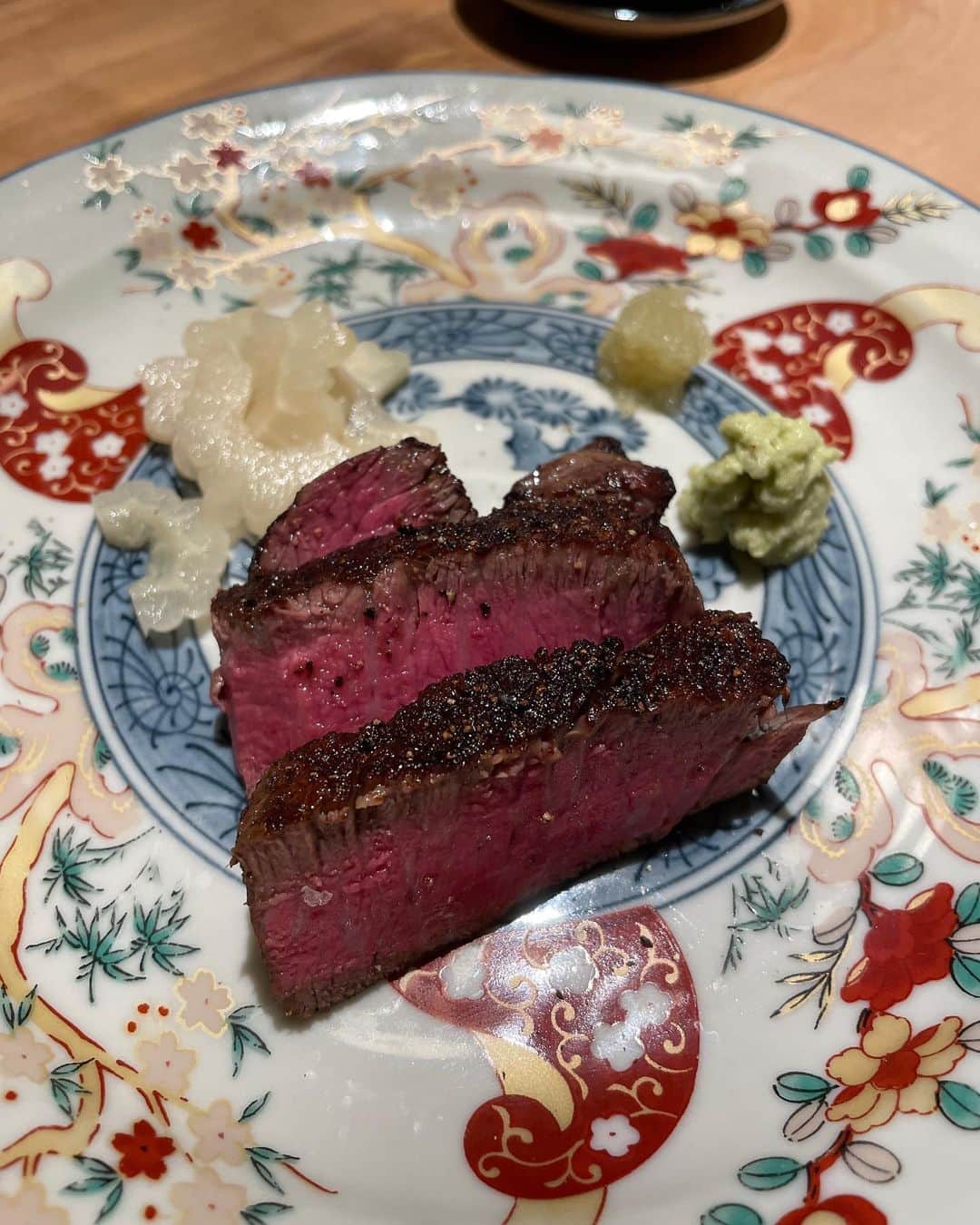 小川麻琴さんのインスタグラム写真 - (小川麻琴Instagram)「先日、とっても贅沢な日本酒をプレゼントして頂きました🍶  「獺祭 磨きその先へ」🥹✨  私が以前、獺祭が美味しいと言っていた事を覚えていて下さり、もうすぐ誕生日という事で それも兼ねてお祝いして下さいました🎂✨  雑味が全くなく驚くほど飲みやすく、スルスル入っていくのにしっかりお米も感じれて、感動の美味しさでした🥹❤️  お料理もすごーく美味しくて、とても楽しく幸せな時間でした😌✨  #誕生日ディナー  #日本酒 #獺祭  #獺祭磨きその先へ  #幸せな時間  #ありがとうございました」10月7日 17時44分 - 1029_makoto
