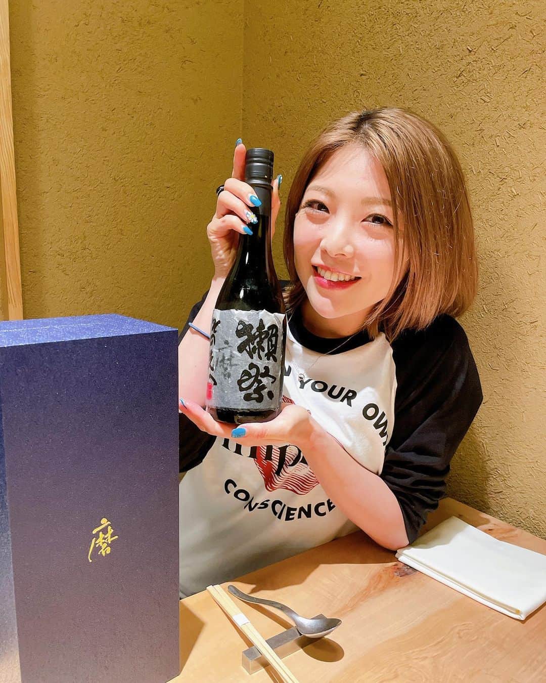 のインスタグラム：「先日、とっても贅沢な日本酒をプレゼントして頂きました🍶  「獺祭 磨きその先へ」🥹✨  私が以前、獺祭が美味しいと言っていた事を覚えていて下さり、もうすぐ誕生日という事で それも兼ねてお祝いして下さいました🎂✨  雑味が全くなく驚くほど飲みやすく、スルスル入っていくのにしっかりお米も感じれて、感動の美味しさでした🥹❤️  お料理もすごーく美味しくて、とても楽しく幸せな時間でした😌✨  #誕生日ディナー  #日本酒 #獺祭  #獺祭磨きその先へ  #幸せな時間  #ありがとうございました」