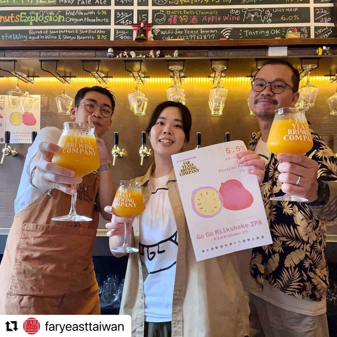 FAR YEAST BREWINGのインスタグラム：「〈台湾店２周年🍻🥳〉  FYB初の海外直営店「Far Yeast Taiwan Craftbeer Gastropub/源流台湾餐酒館 @faryeasttaiwan 」が2周年を迎えました！！  周年ビールは台北の大人気ブルワリーUgly Halfとのコラボビール🍻 今日から五反田店 @faryeasttokyo で開栓してます〜！  東京醸造所のいちくんが台湾に行って、Ugly Halfとのクロスコラボビールも仕込みました。 そちらも近日五反田で開栓予定。  現地に行けない🇹🇼という方はぜひ五反田へ。  そんな五反田も来週周年を迎えます。 来週末はイベントもあるみたいなのでSNSチェックを！！！  #Repost @faryeasttaiwan ・・・ 🎉兩週年啦🎉 為了紀念台灣店開業兩週年，我們與UGLY HALF BEER合作推出了一款啤酒。 這次合作是在Far Yeast Brewing旗下東京啤酒廠的釀酒師Ichi訪問台灣並參觀UGLY HALF後完成的，雙方釀酒師見面討論多次。  此款是使用我國代表性水果的奶昔IPA。  東京釀酒師採用水蜜桃和杏子，並添加香草精作為輔料，打造出甜甜的混合果汁般的啤酒。 UGLY HALF端出台灣有名的芒果與百香果，呈現出台灣奔放水果風味。 雙方使用相同的麥芽、酒花與酵母，倒入大量乳糖與果汁攪拌均勻；最後來還用香草提味。  這兩款合作啤酒只能在台灣直營店享用！  日本代表隊「MIX SHAKE」(10/7開賣) @faryeasttokyo   ●Style：Milkshake IPA ●ABV：5.5% ●IBU：5 ●Malt：Pils,Oat, Wheat, Lactose ●Hops：Nectaron, Riwaka ●Other：Vanilla  台灣代表隊: ｢果果奶昔 / Go Go Milkshake IPA｣(10/6開賣) @uglyhalfbeer   有著飽和度極滿的金黃色澤，就像一杯現打果汁。濃濃的芒果與百香果果果果果果汁感滑順又直接，尾韻的酒花香氣讓你知道，這是一杯啤酒；好喝的啤酒。  ▥ Style｜Milkshake IPA ▥ ABV｜5.5% ▥ IBU｜19.5 ▥ Malt｜Pils,Oat, Wheat, Lactose ▥ Hops｜Nectaron, Riwaka」