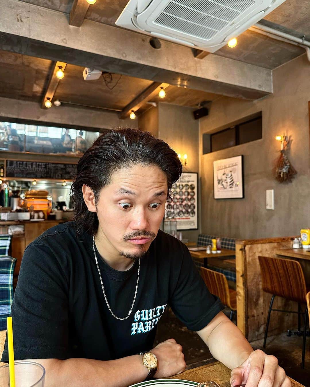 のインスタグラム：「1枚目、食べて美味しくてびっくりした顔。  2枚目、隣の人はどんなの食べてるのかな？の顔。  どっちが好み？」