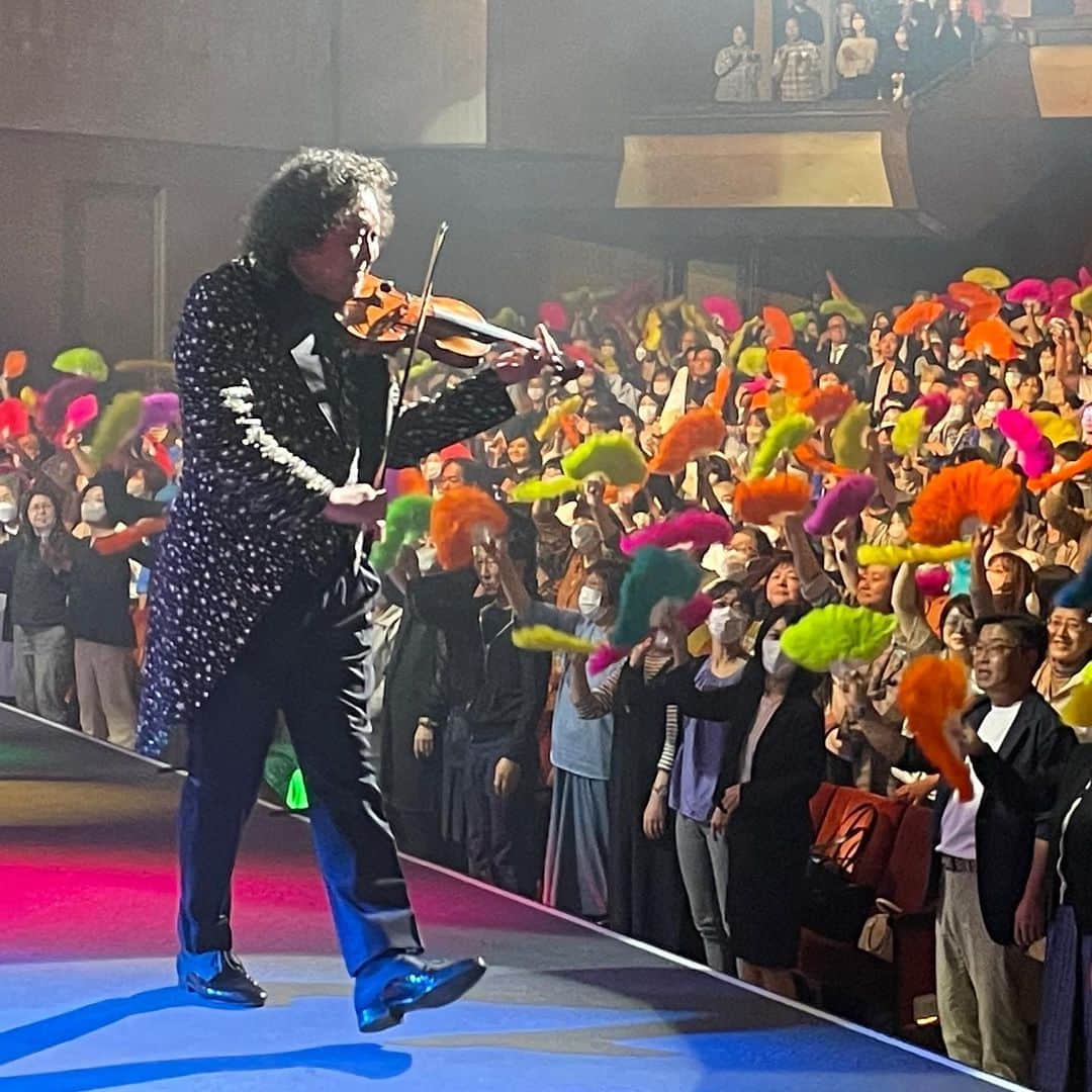 葉加瀬太郎のインスタグラム：「葉加瀬太郎コンサートツアー2023 THE SHOW TIME 仙台公演DAY2にいらして下さった皆さま、２日連続の満員御礼㊗️ありがとうございました。 昨日に引き続き今日も1曲目から全開で盛り上がりました！  楽屋には牛タン登場。 旨いんだよ、これ。  今日も楽しかったね〜 仙台出身のSHOW TIME シスターズ、ハナコちゃんとサキコちゃんも盛り上げてくれてありがとう😊 明後日は浜松でお待ちしてま〜す👋  #葉加瀬太郎 #葉加瀬太郎コンサートツアー2023 #THESHOWTIME  #仙台 #牛タン  キャプションを入力…」