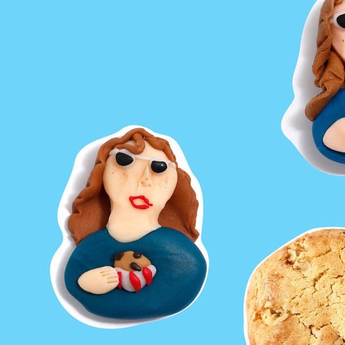 カフェ ホホカムのインスタグラム：「🧁ISETAN POP UP🍪 @acutegrrrl_isetan  @isetan_shinjuku  2023.11/01~11/05 去年に引き続き、HohokamBAKEshopからクッキー、HohokamDINERのグッツのPOPUPを伊勢丹新宿店でやらせていただきます✌🏻 📢今回は当店にオープン当初から通ってくれている、pecoちゃんと念願のコラボレーションを実現😮‍💨💖 マフィン2種類とキーホルダーのSETを作りました❣️マフィンの見た目、味、包装にも一緒にこだわり、マフィンカップもpecoちゃんが選び、NYから仕入れてます🇺🇸キーホルダーは’’ちょいブスキーホルダー’’にpecoちゃんがコラボマフィンを持っている姿を作っていただきました👸🏼🧁 ※こちら、300SET限定販売になります。(また後日詳しく発表致します) 👸🏼PECO @pecotecooo 💖  🥟ちょいブスキーホルダー®︎ 今回、ぺこちゃんのコラボキーホルダーだけではなく、当店だけのめっちゃかわいいオリジナルキーホルダーも製作していただきました❤️(後日発表🤫) 一つ一つ手作りのため数量限定です‼️ お楽しみに🛸 @choibusu  ひとつひとつ手作業で作る詰め甘めのキーホルダーを中心に様々な作品を制作。渋谷・ウーピーゴールドバーガーに自作のキーホルダーを入れたガチャガチャマシーンを設置したのをきっかけに、大手食品メーカーやアーティストとのコラボ、全国各地での個展やPOPUP STOREの開催など多岐にわたり活動。香港、台湾、韓国、インドネシアでのキーホルダーの販売や展示をするなど海外での活動も精力的に行う。  🕯️💕SHEER とってもかわいいキャンドルブランド🦄今回はクッキー2種類とブラウニーを作っていただきました🍪(こちらも後日インスタグラムで紹介します) @sheer.sheer.sheer  SHEERは、70'sのサイケデリック、 80's ガールズシングス、そして90'sカルチャーからインスパイアーを受け、ユニークでカラフルなキャンドルをひとつひとつ心を込めて作っているハンドメイドキャンドルのブランドです。  🖋️Yunosuke 今回新しくスウェット、トートバックを制作するにあたって系列店で最近までPOP UPをしていたYunosukeさんにオファーし、デザインしていただきました💁🏻‍♂️ こちらも出来上がり次第宣伝させてください🪂(史上最高に可愛いです✨) @yunosk  雑誌、広告をはじめCDジャケット、MV、店舗ロゴなど、幅広いジャンルのアートワークをシンプルかつ軽やかな線で手がける。  💬その他、今回もステッカーやキーホルダー、アパレルまで幅広く、みんながワクワクするようなオリジナルグッツご用意しております🎡 10000円以上(税抜)のお買い上げで最高なノベルティもございます🎢  -------------------------------------- 🍪HohokamBAKEshop @hohokambakeshop  HohokamDINERで出しているケーキ類、焼き菓子全般の製造しております。  🍔HohokamDINER 原宿駅から徒歩２分にあるアメリカンダイナー👩🏻‍🍳ハンバーガーやサンデーなどの本場アメリカに負けない見た目にも味にもこだわってます🇺🇸 @hohokamdiner   #acutegrrrl #addictedbycuteness  #hohokamdiner #hohokambakeshop  #ホホカムダイナー #ホホカムダイナー原宿」