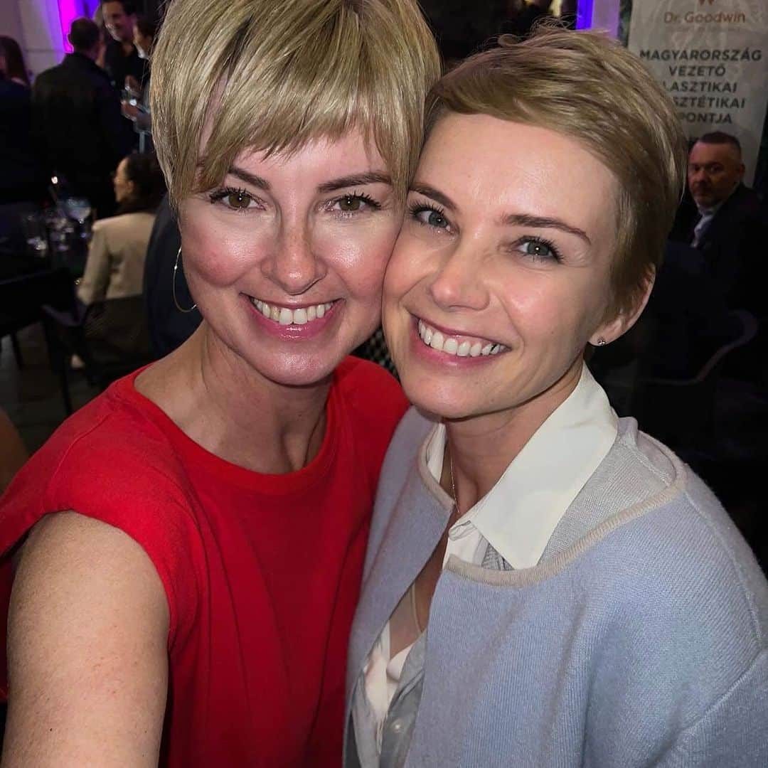 アンドレア・オズヴァルトのインスタグラム：「A little nostalgy 🥰 Hungarian models of the late ‘90s reunion after 25 years 🥳 @sfinxbarbudapest @edittoth11」